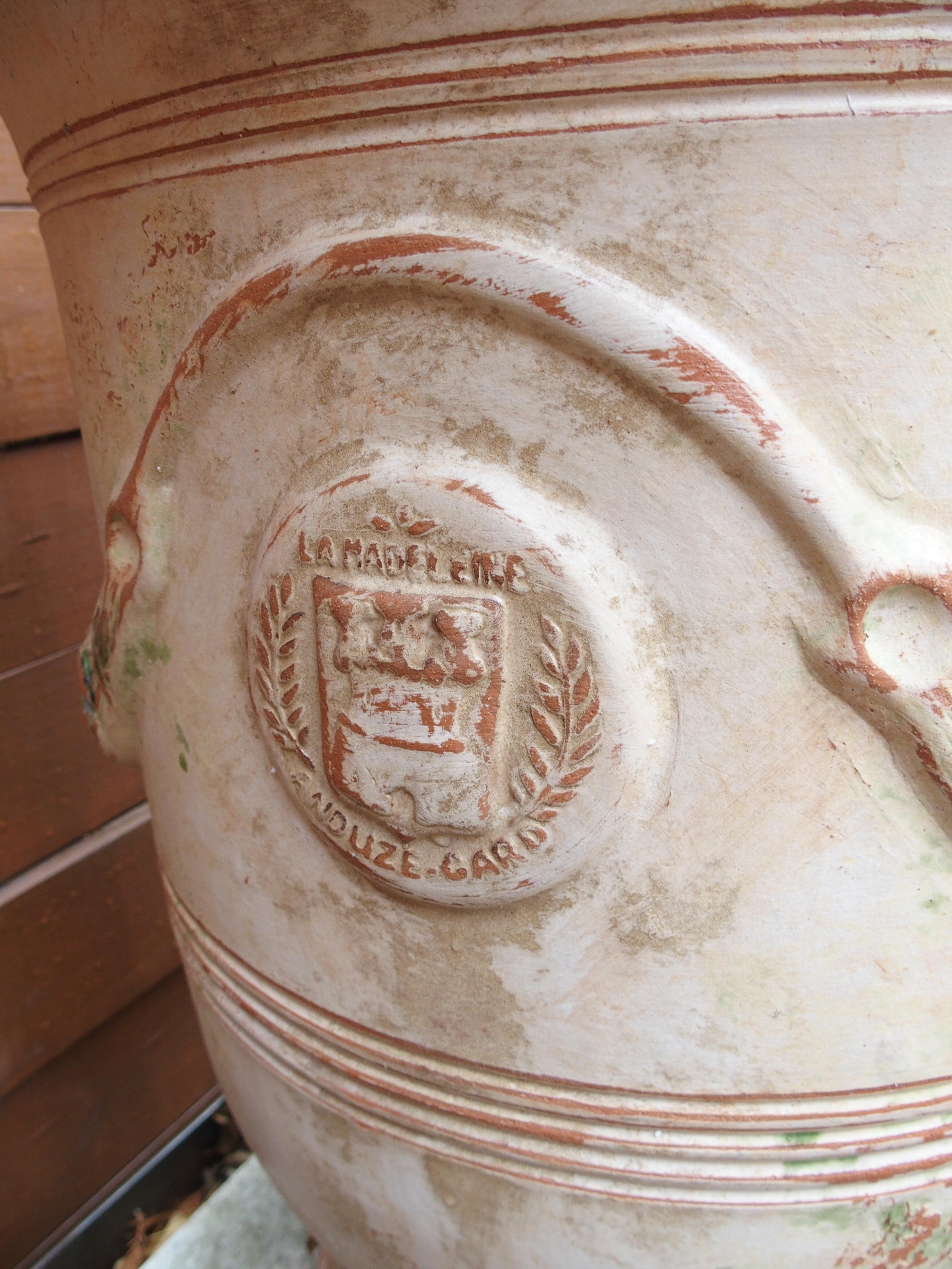 Paar handgefertigte französische Anduze-Töpfe in traditioneller Ausführung mit Gebrauchsspuren (21. Jahrhundert und zeitgenössisch) im Angebot