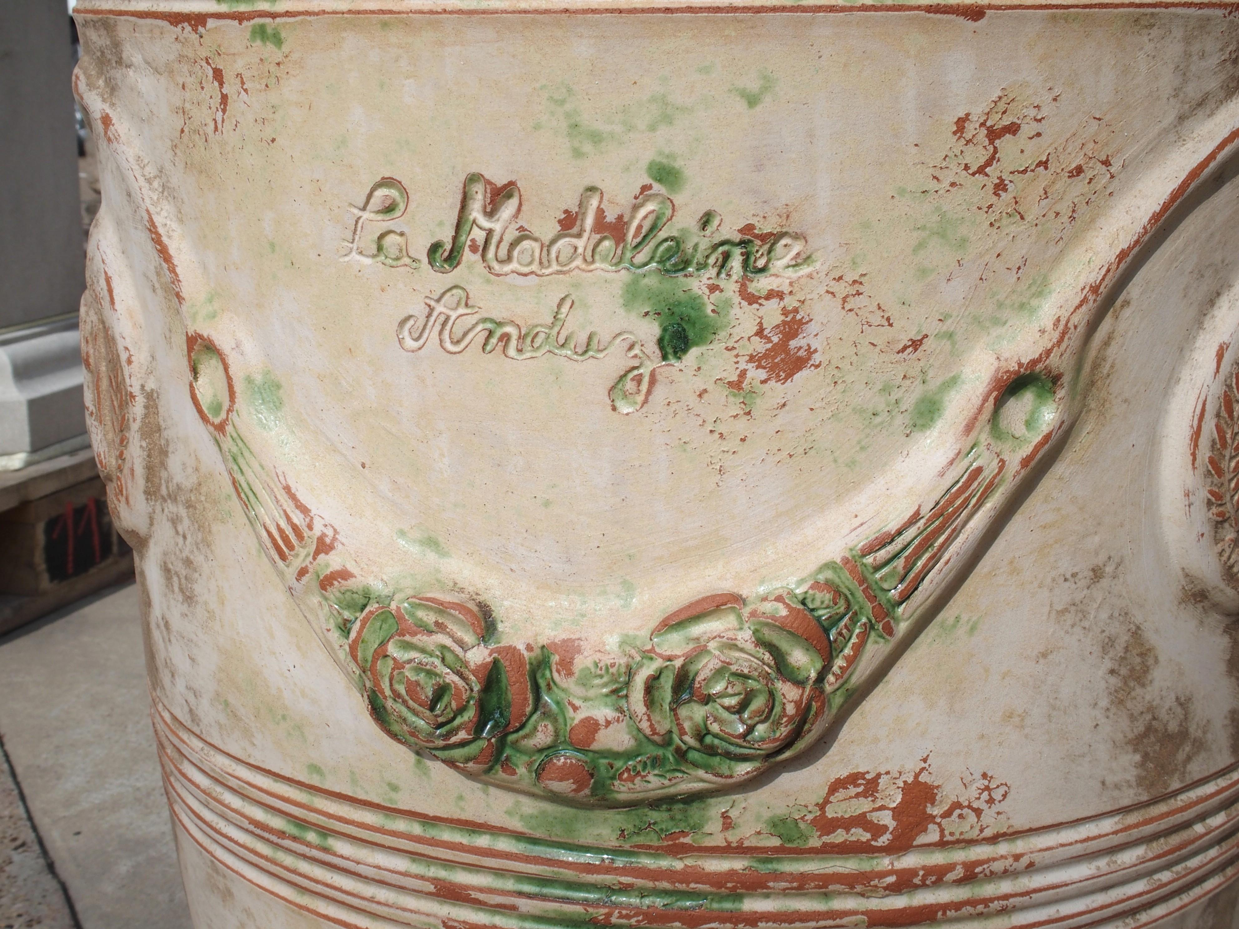 Paar handgefertigte französische Anduze-Töpfe in traditioneller Ausführung mit Gebrauchsspuren (Terrakotta) im Angebot