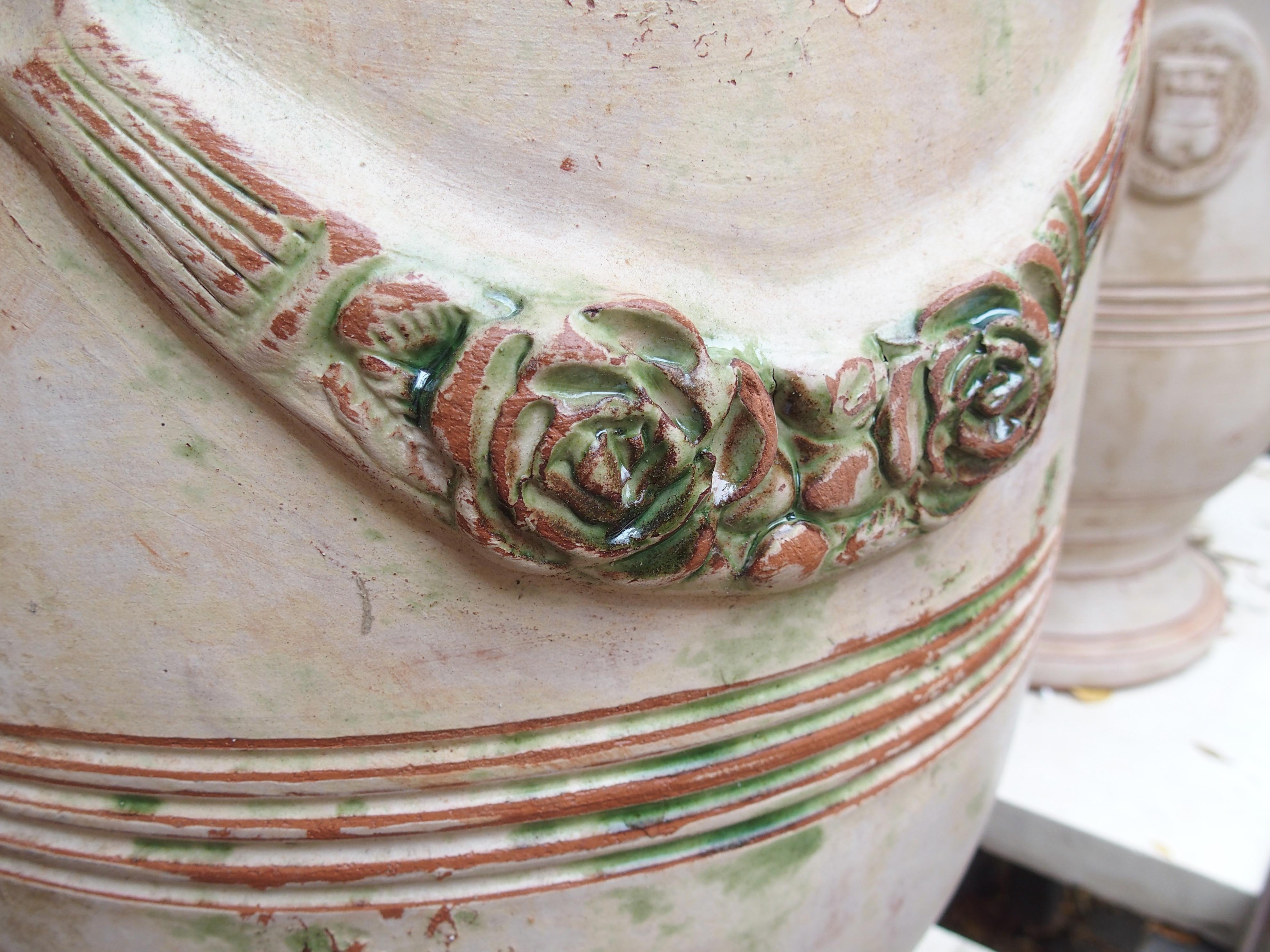 Paar handgefertigte französische Anduze-Töpfe in traditioneller Ausführung mit Gebrauchsspuren (Terrakotta) im Angebot