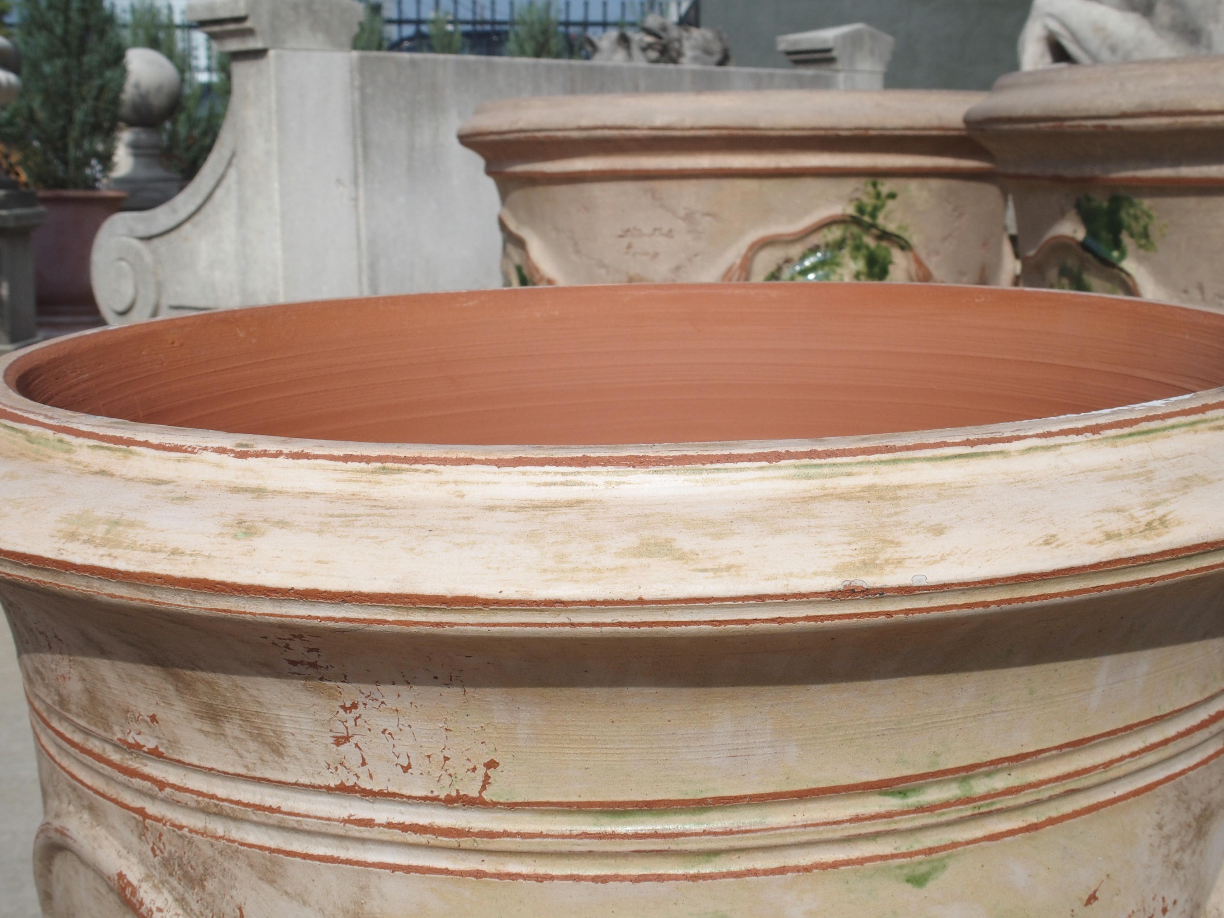 Paar handgefertigte französische Anduze-Töpfe in traditioneller Ausführung mit Gebrauchsspuren im Angebot 1