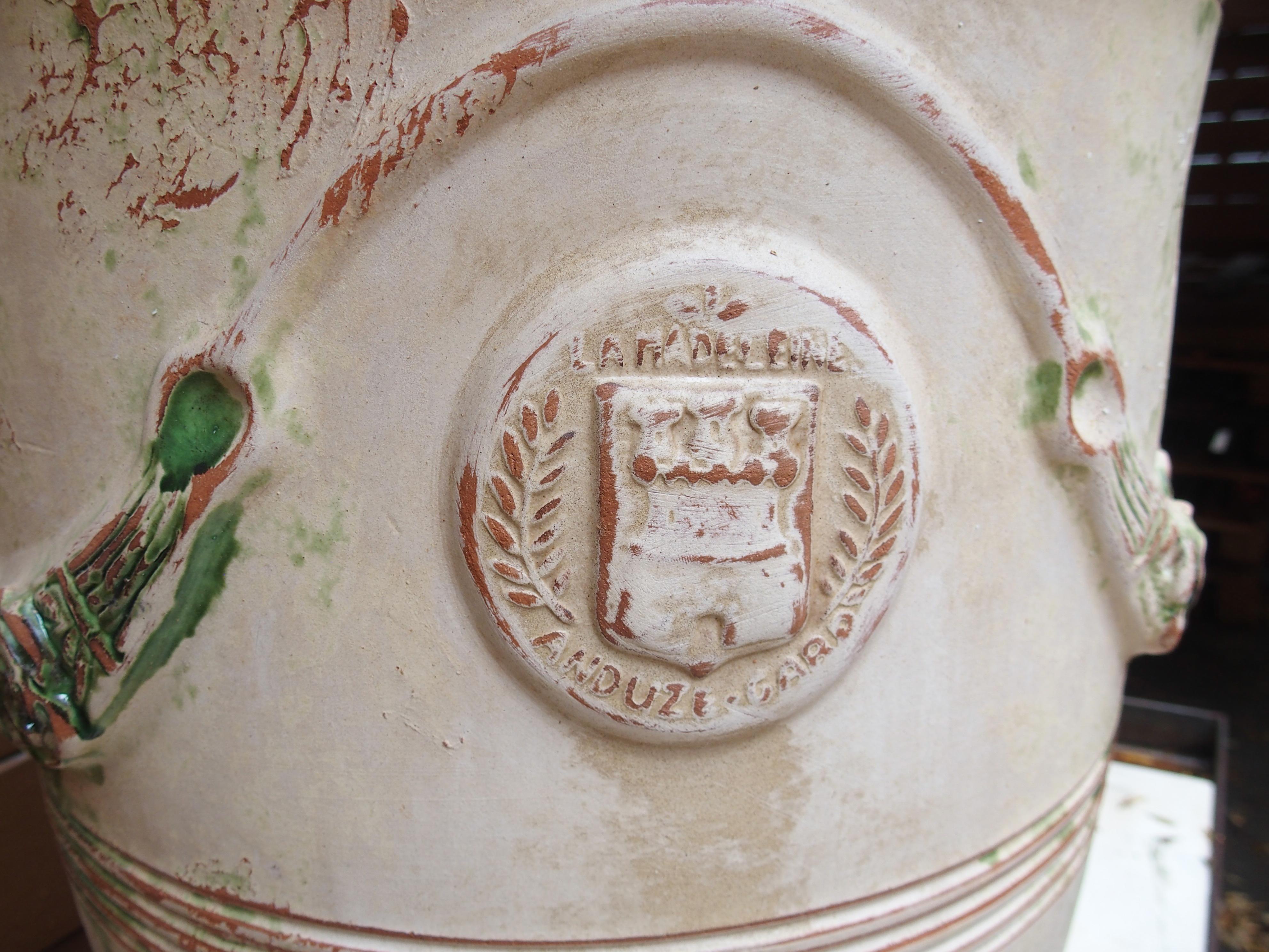 Paar handgefertigte französische Anduze-Töpfe in traditioneller Ausführung mit Gebrauchsspuren im Angebot 1