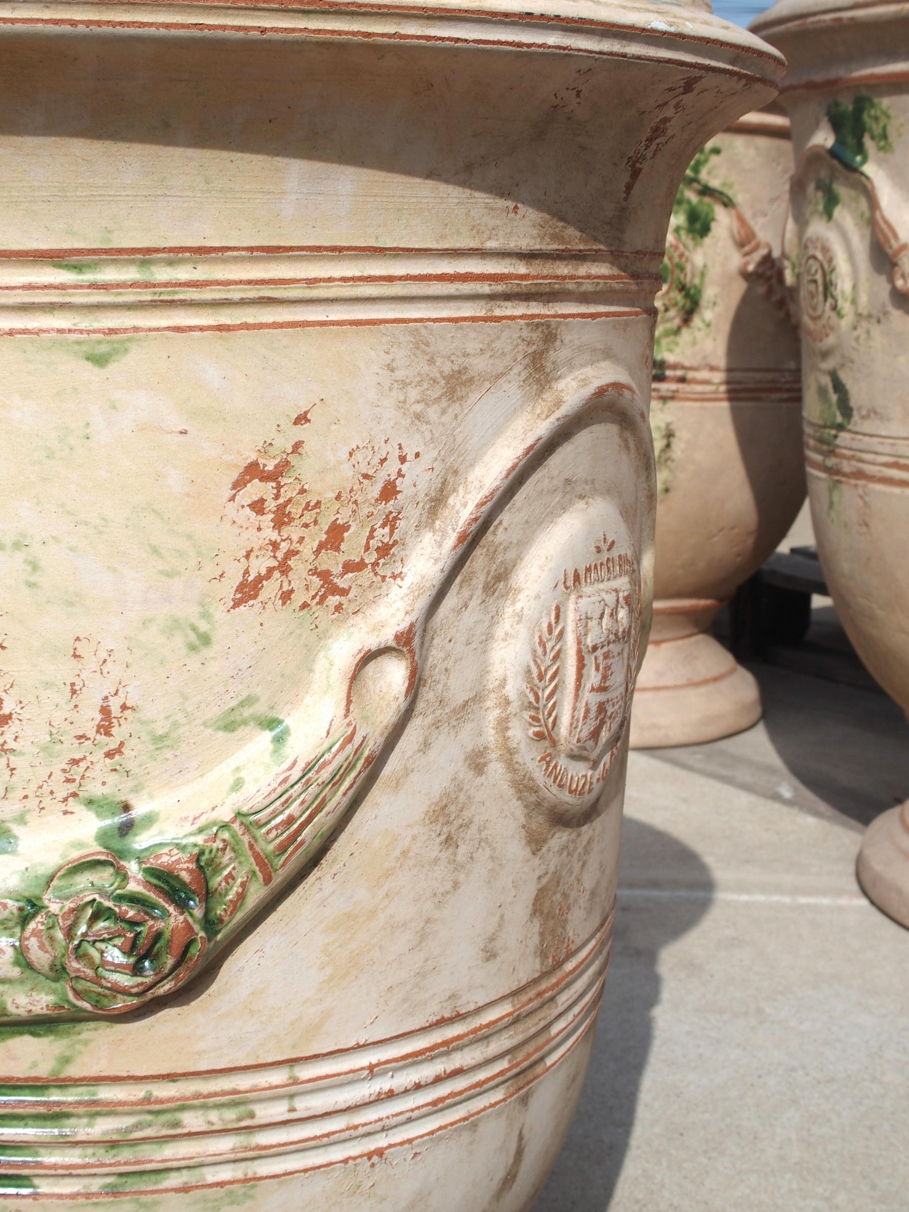 Paar handgefertigte französische Anduze-Töpfe in traditioneller Ausführung mit Gebrauchsspuren im Angebot 2