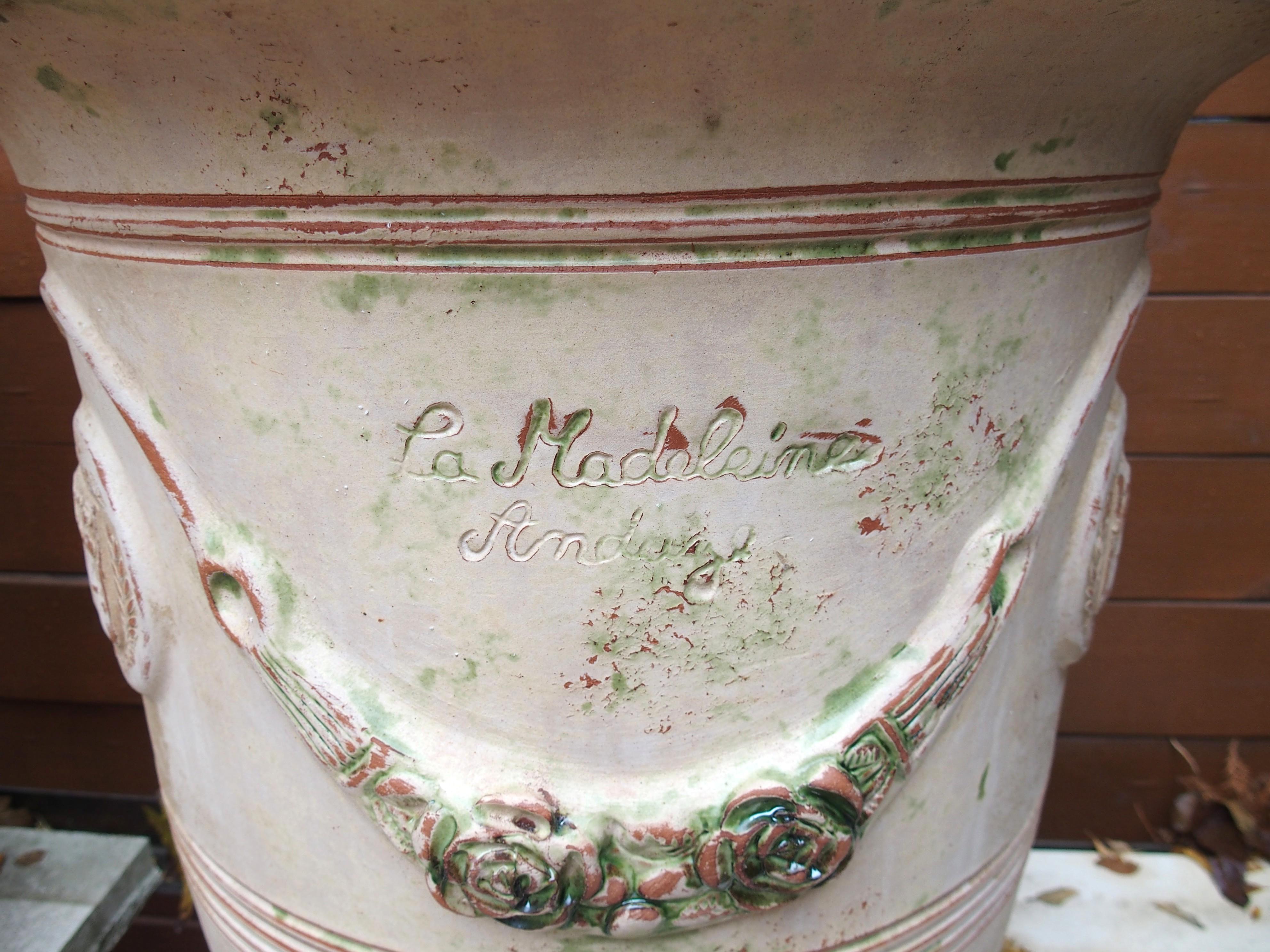 Paar handgefertigte französische Anduze-Töpfe in traditioneller Ausführung mit Gebrauchsspuren im Angebot 2