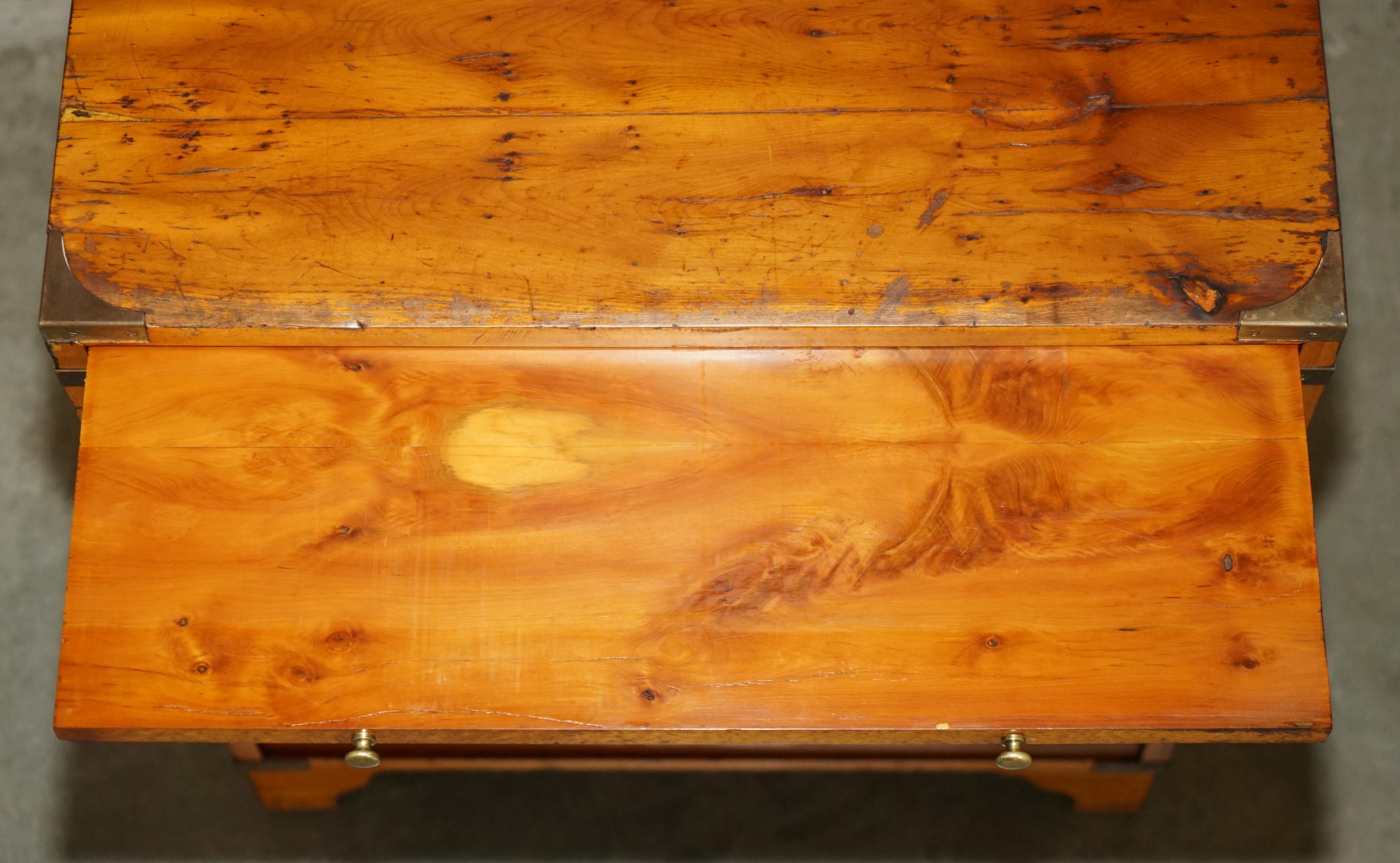 PAIR OF DISTRESSED MILITARY CAMPAIGN BURR YEW WOOD SIDE TABLES WiTH DRAWERS TRAY For Sale 6