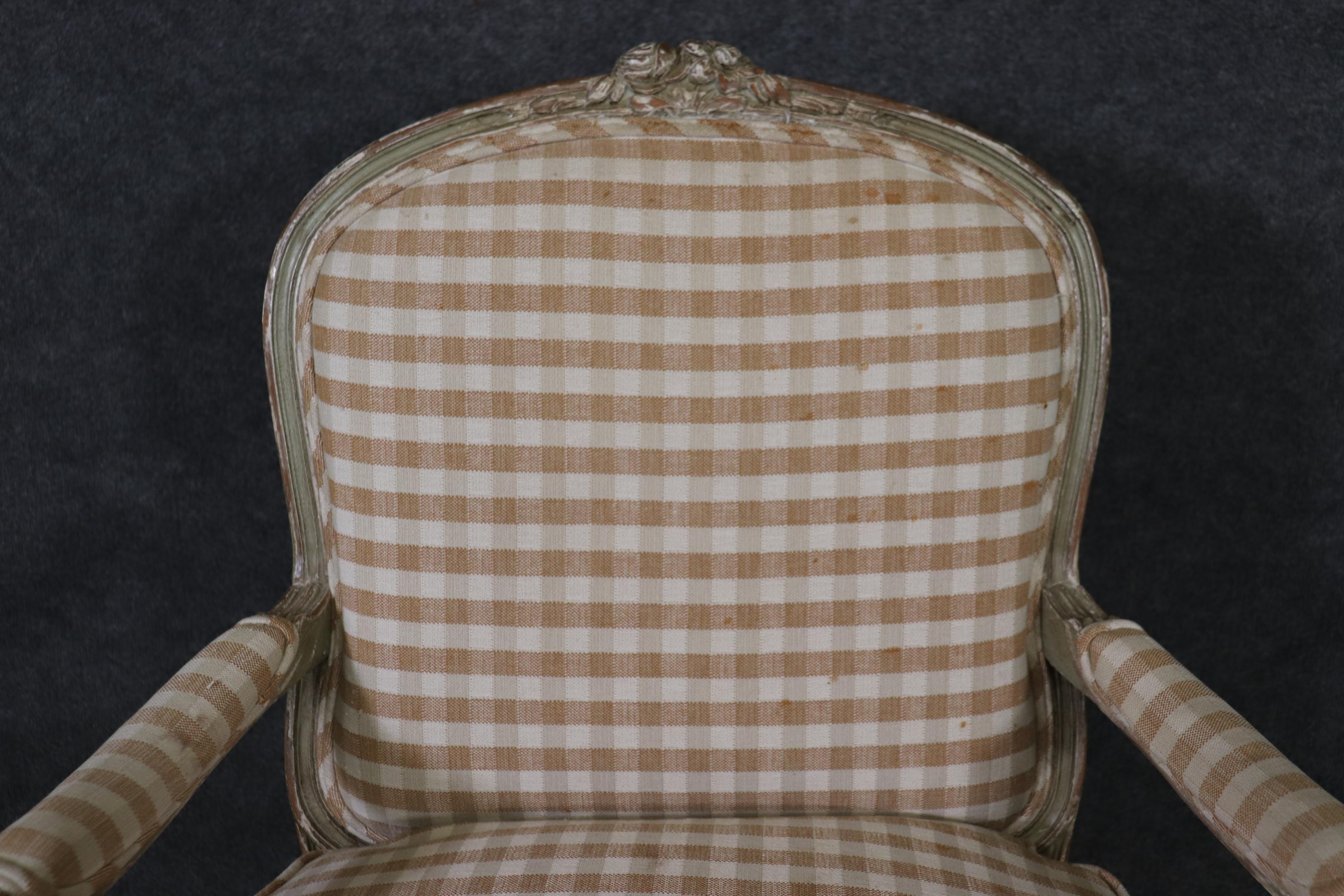 Paire de fauteuils Louis XV sculptés et peints en mauvais état, datant des années 1930 en vente 5