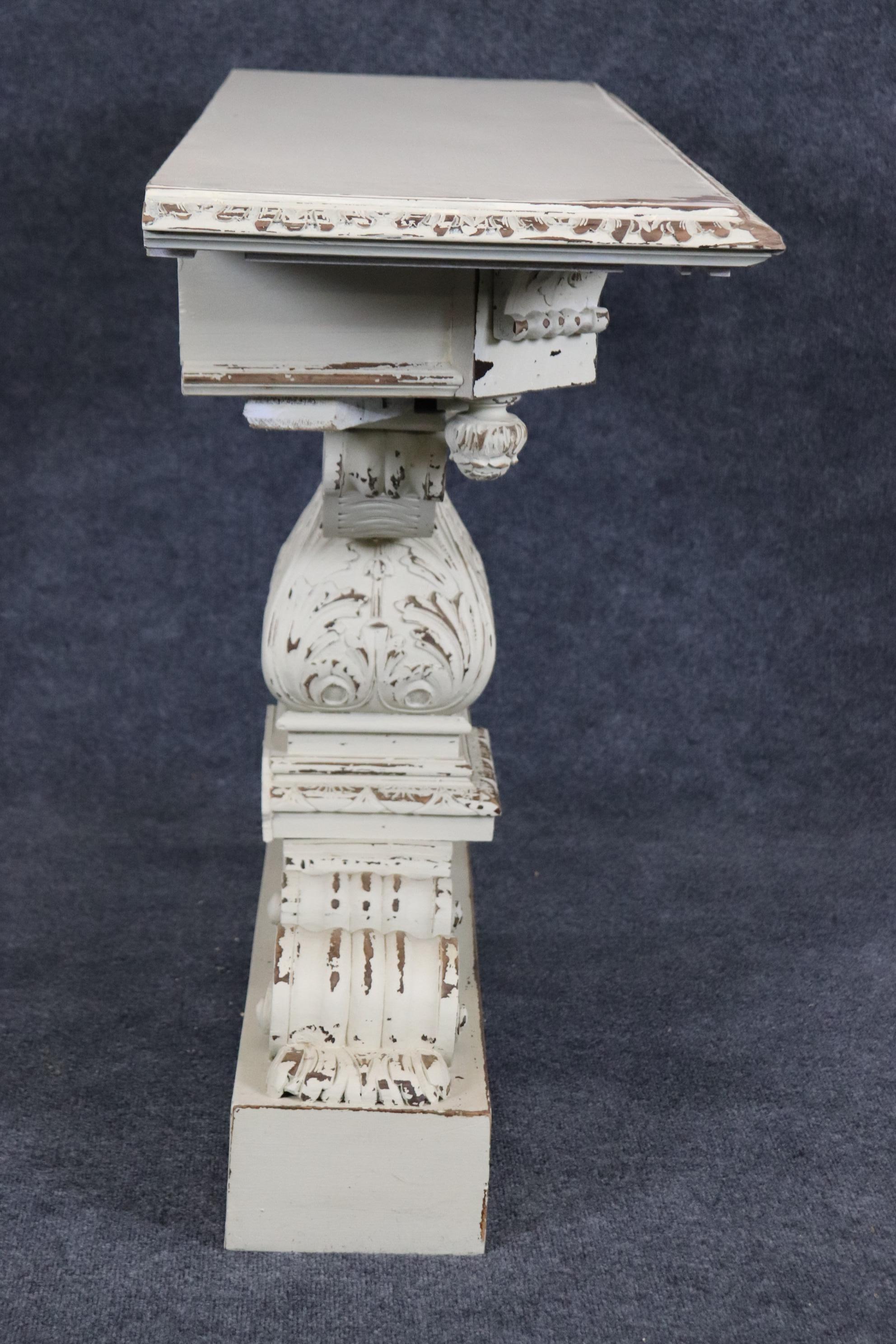 Anglais  Paire de tables consoles sculptées, peintes en blanc et vieillies, de style Jacobean  en vente