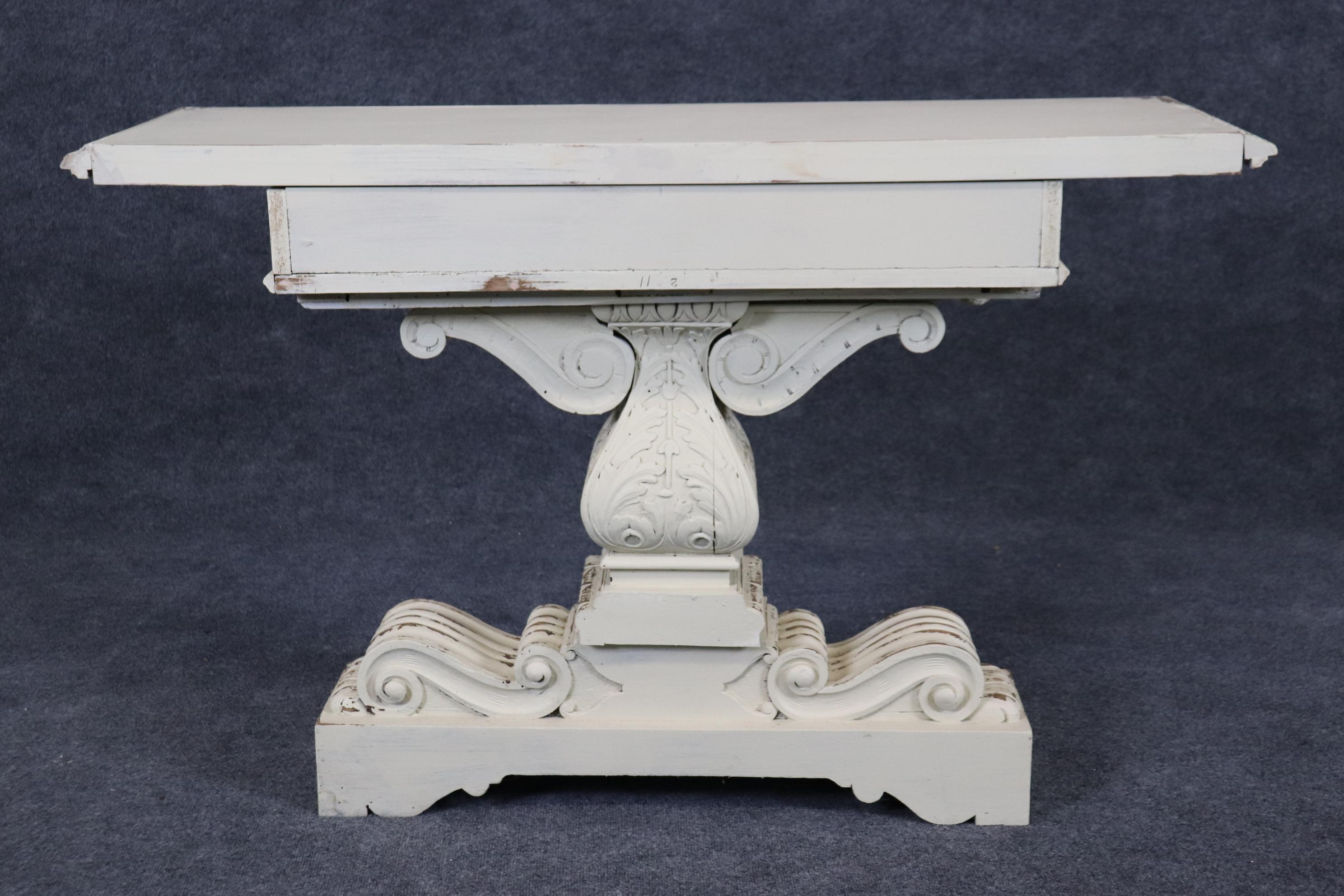  Paire de tables consoles sculptées, peintes en blanc et vieillies, de style Jacobean  Bon état - En vente à Swedesboro, NJ
