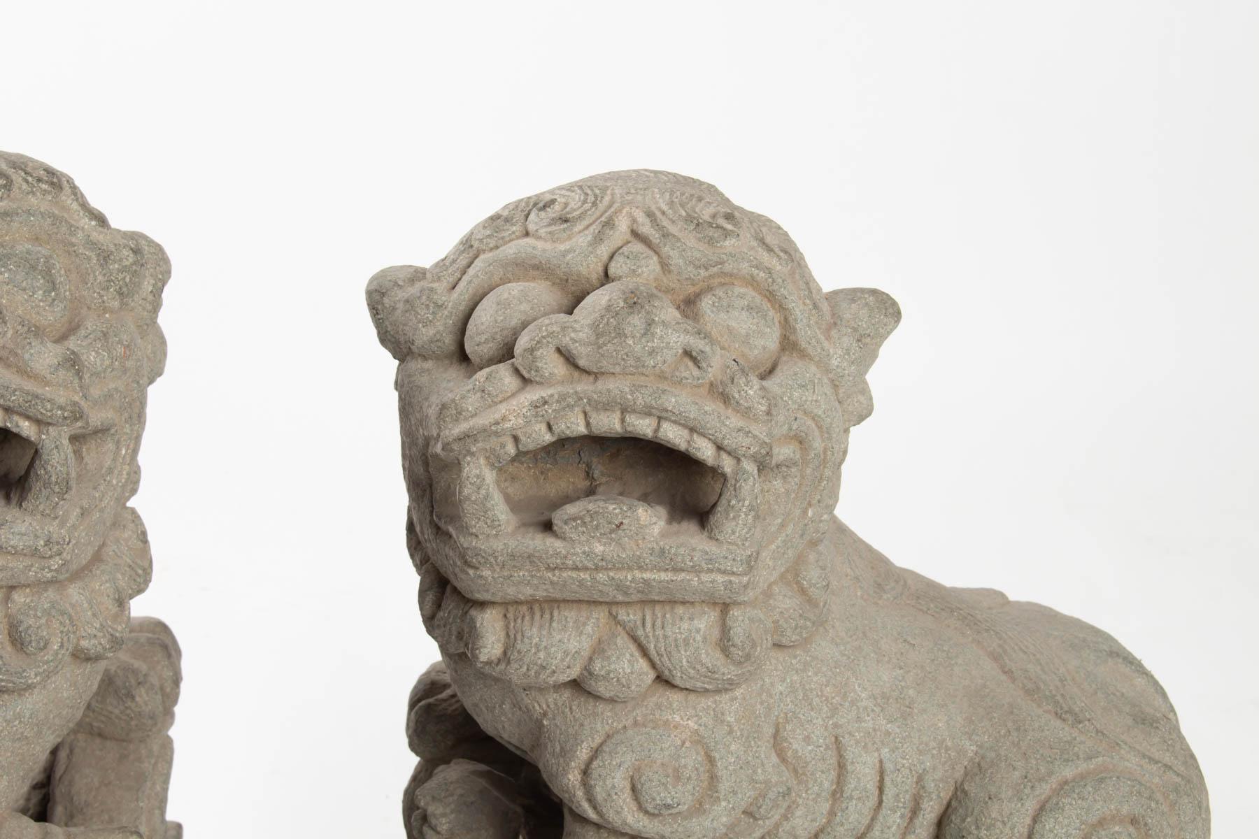 Pair of dogs Fo stone Monobloque. China, early 20th century, Asian Art, male and female.
Measures: H 33cm, W 25cm, W 18cm.