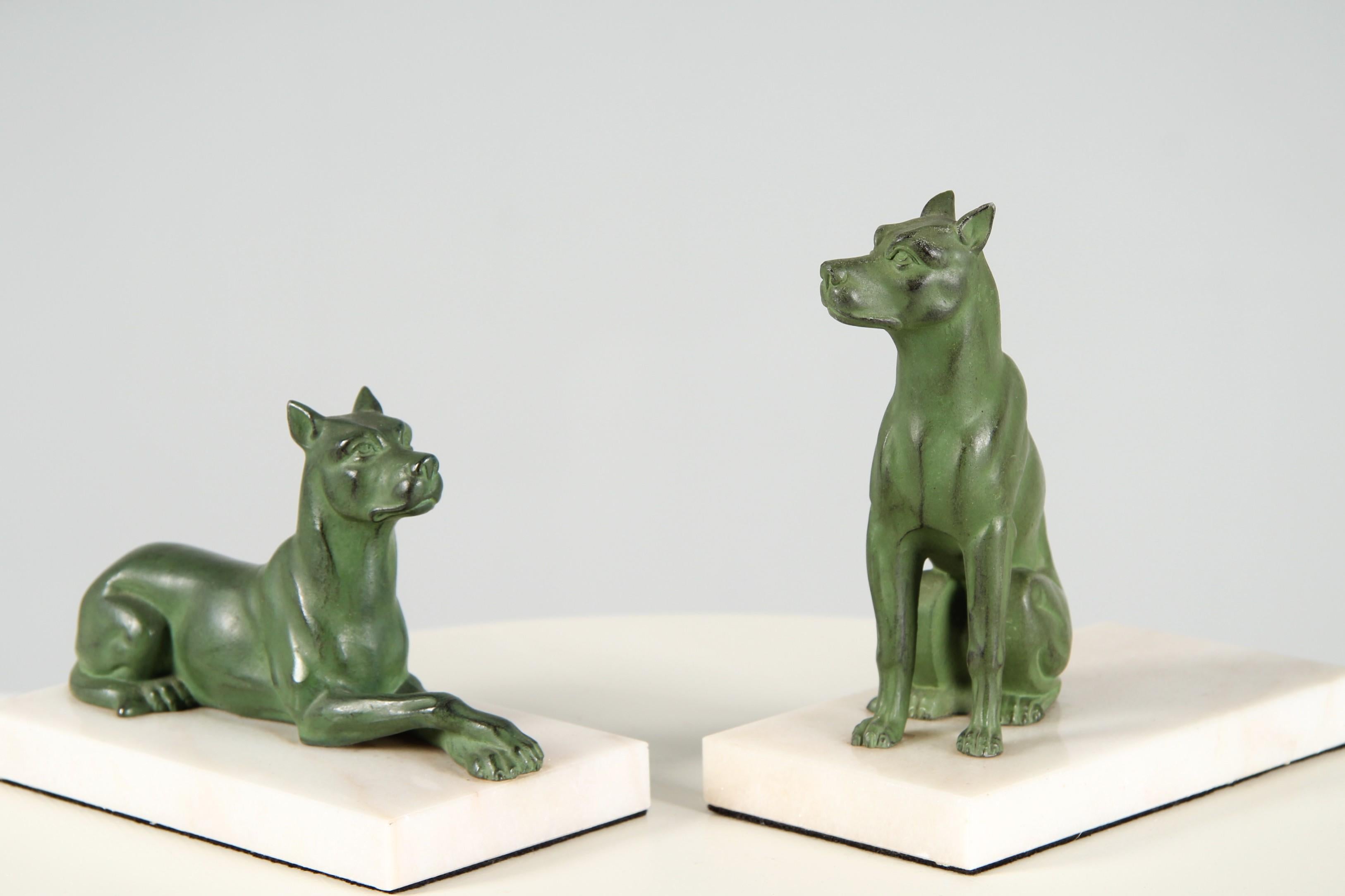 Paire de sculptures de chiens en presse-papiers

Dimensions : H × L × P : 9 x 17 x 17 cm

Description :
Deux figures de grands danois finement modelées, l'une assise et l'autre couchée. Les chiens sont représentés de manière naturaliste, montrant le