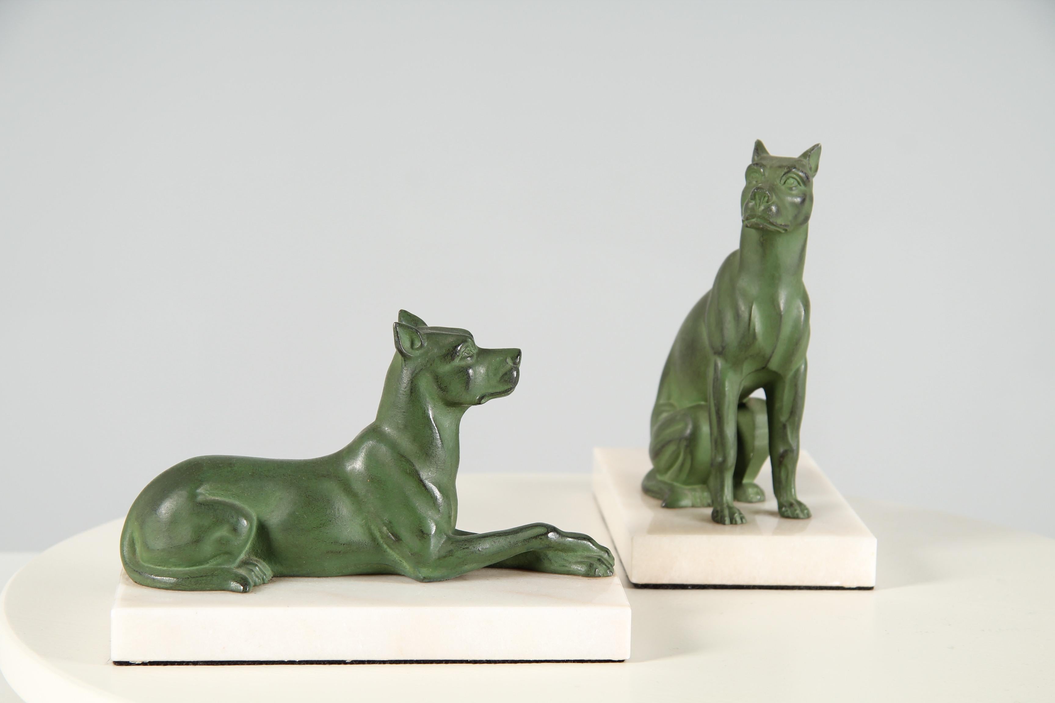 Art déco Paire de presse-papiers en forme de chiens de style Art Déco en vente