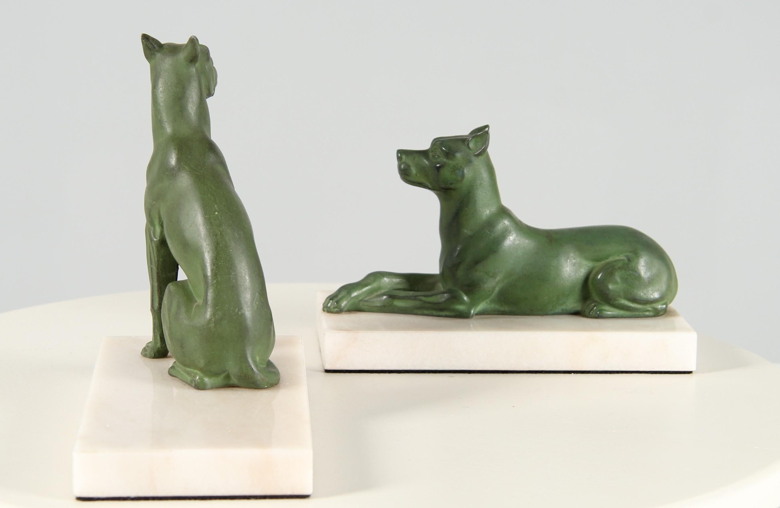 Paire de presse-papiers en forme de chiens de style Art Déco en vente 1