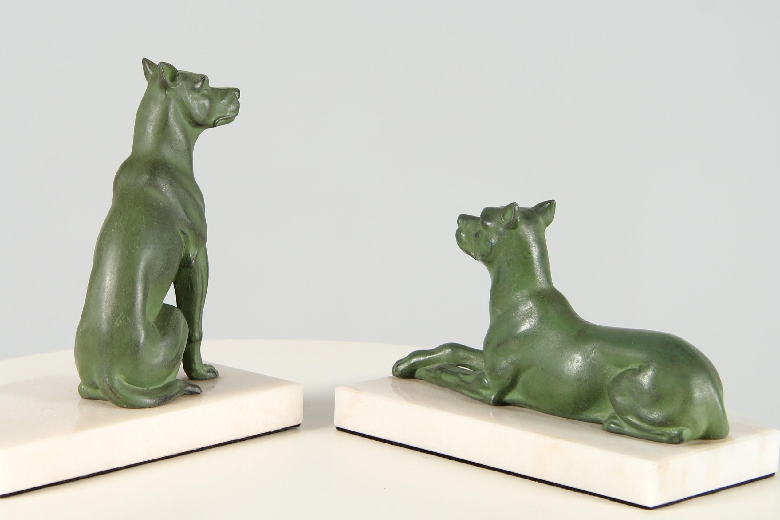 Paire de presse-papiers en forme de chiens de style Art Déco en vente 2