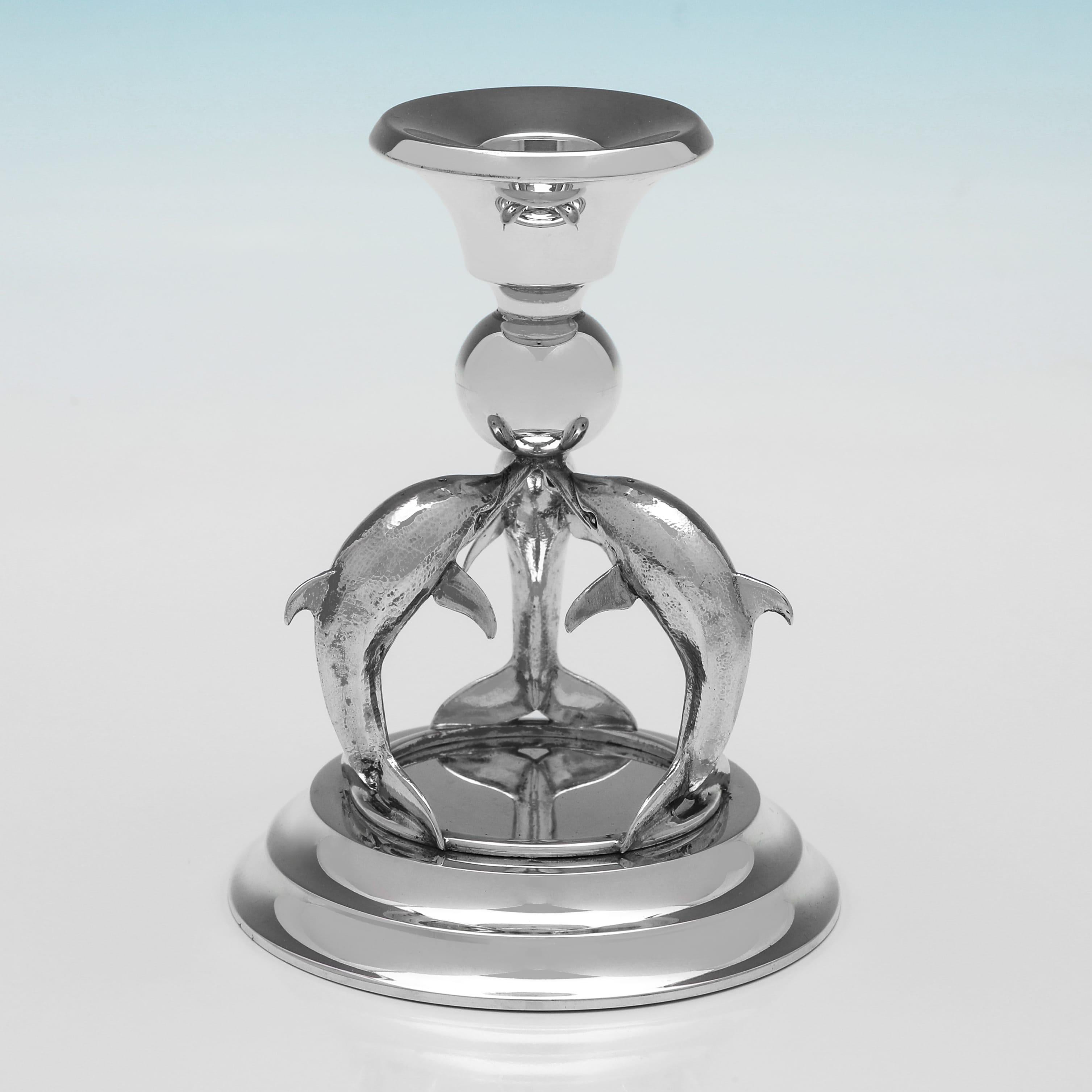 Questa coppia di candelabri in argento sterling è stata realizzata da Maxwell, Aylwin & Co. nel 1998, un mix sorprendente di eleganza contemporanea e design di ispirazione marinara. Ogni pezzo è sostenuto da un trio di delfini scultorei, che si