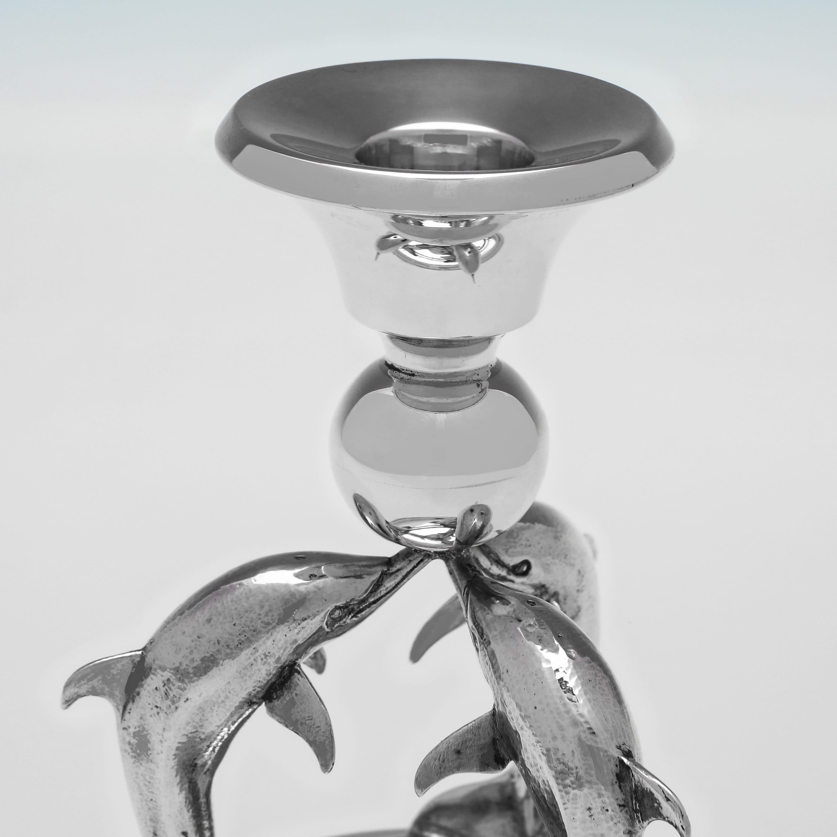 Inglese Candelieri scultorei in argento sterling a forma di delfino - Eleganza modernista, 1998 in vendita