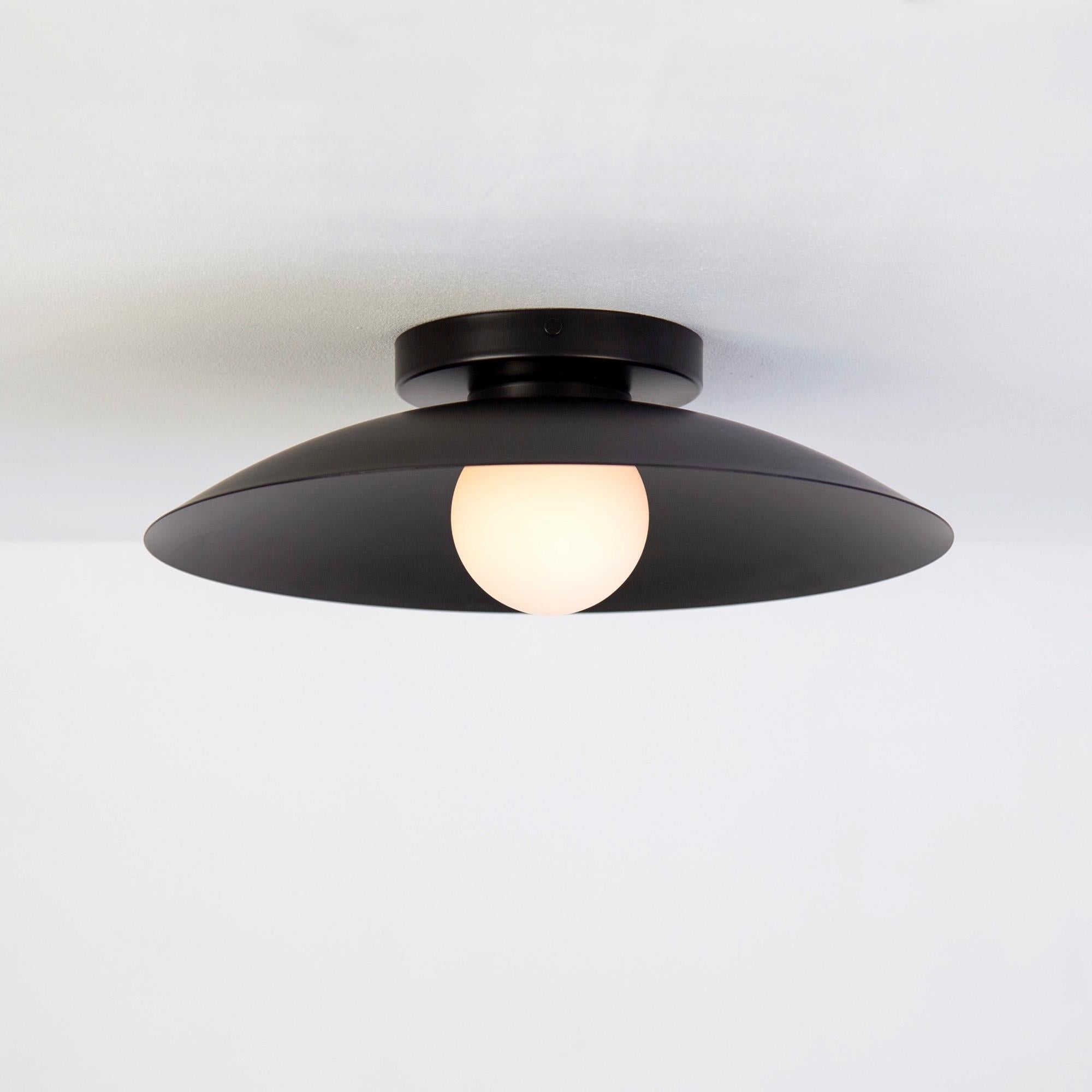 Cette offre concerne 2x les encastrés Dome en noir, conçus et fabriqués par Research.Lighting.

MATERIAL : Steele, verre
Finition : Acier revêtu de poudre en noir
Électronique : 1x douille G9, ampoule LED de 4,5 watts (incluse), 450
