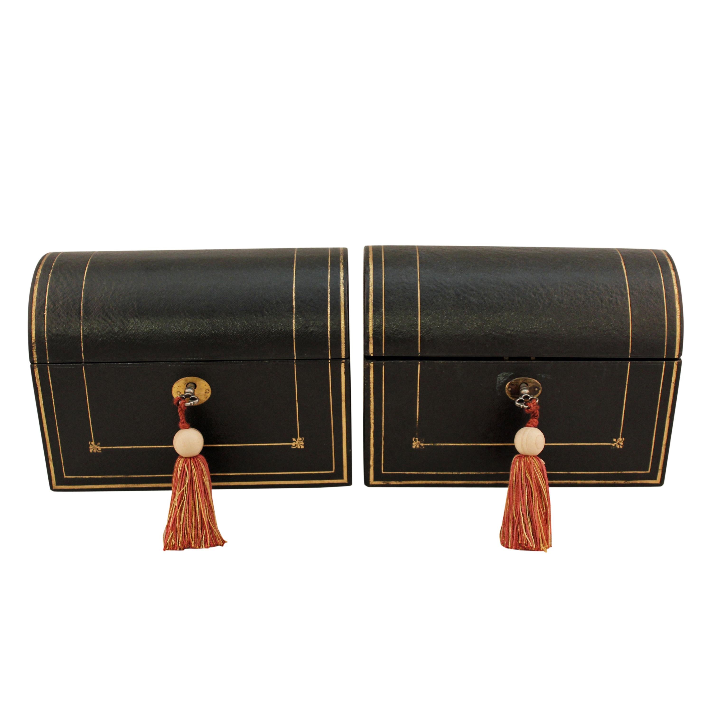 Pair of dome top stationery boxes


A pair of late 19th century Victorian dome top stationery boxes.

The wooden boxes are covered in black leather which is decorated with gilt tooling.

The lids hinge open to the compartmentalised storage