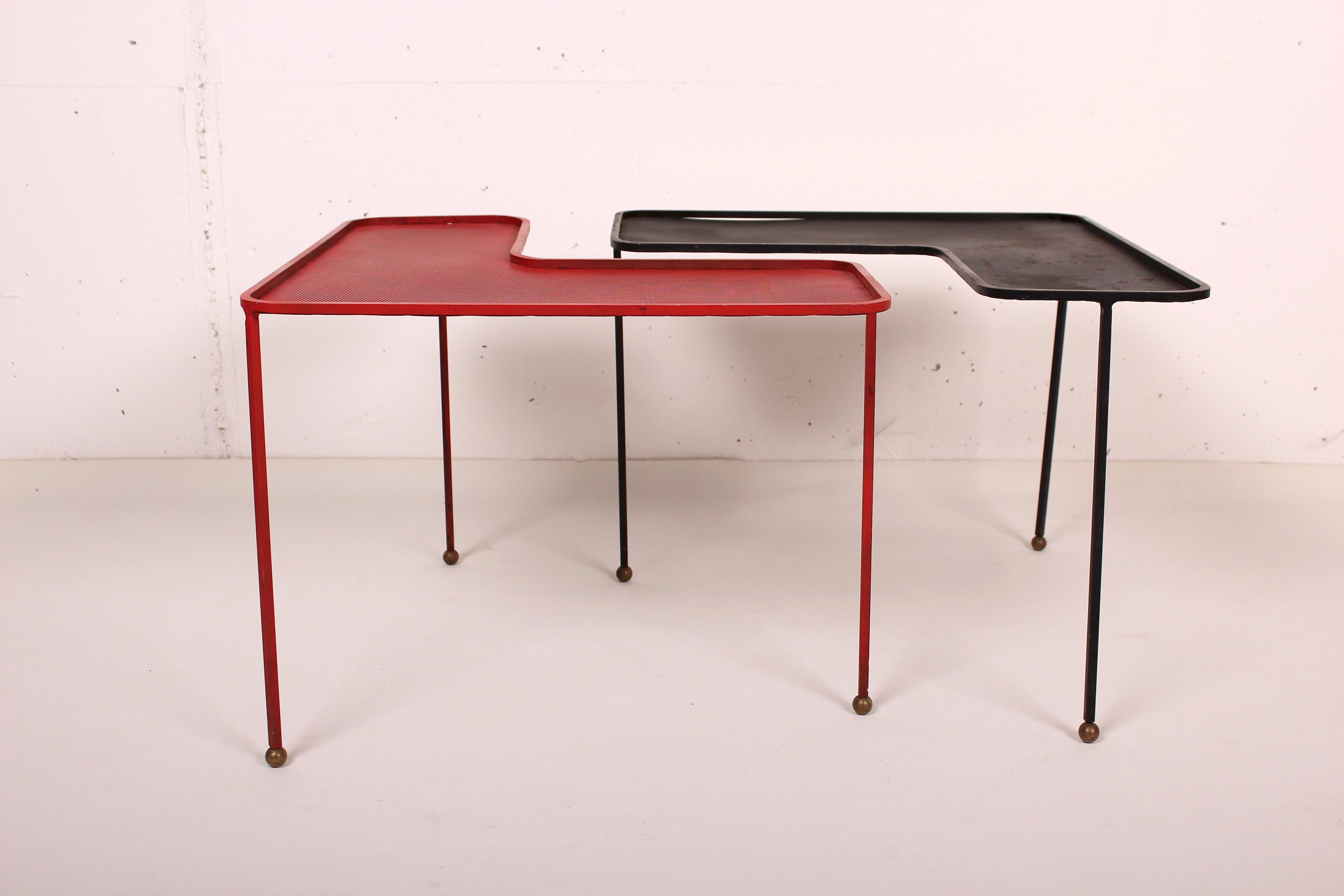 Paar Domino Couchtische von Mathieu Matégot, schwarz und rot lackiertes, perforiertes Metall und Messing.