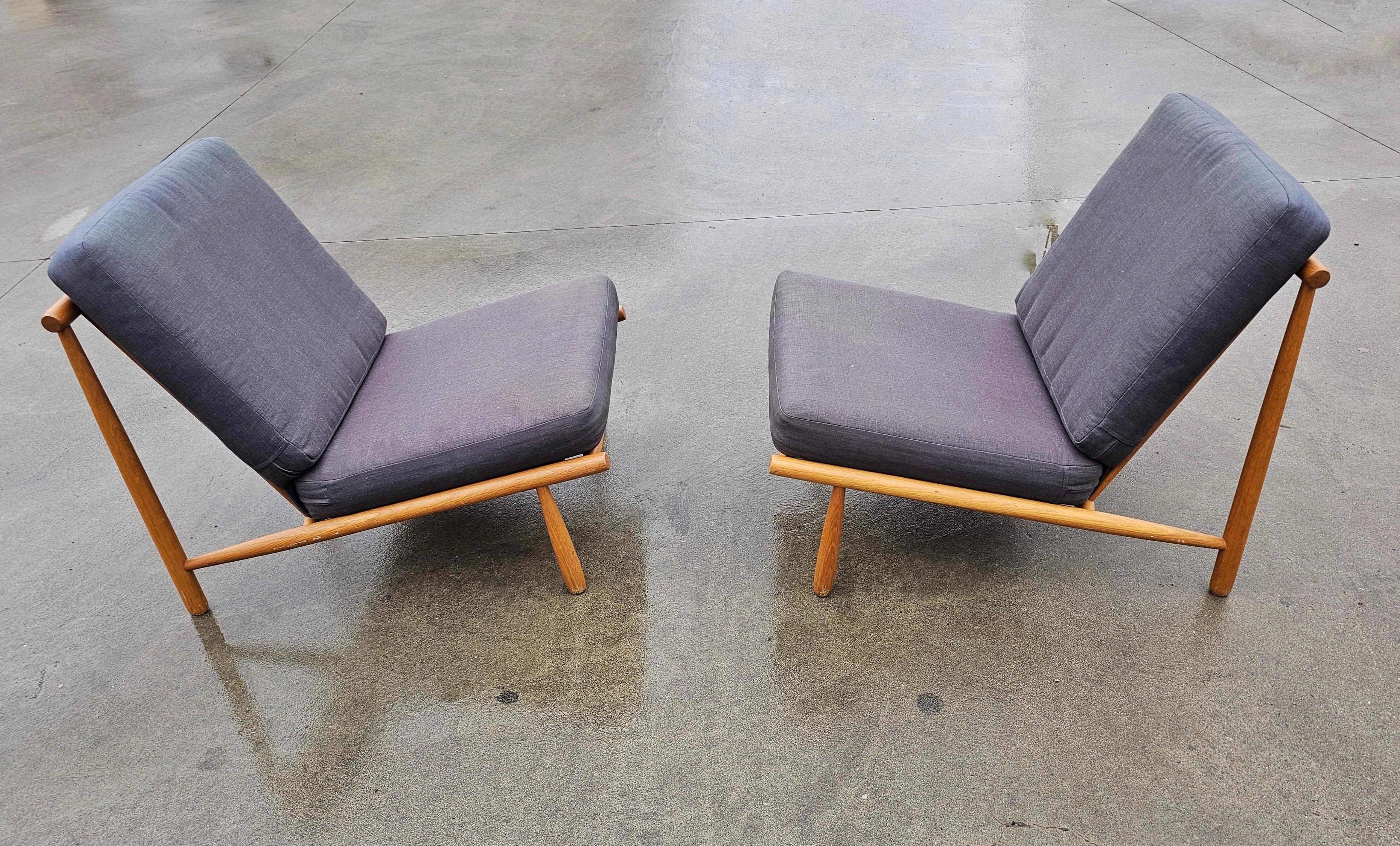 Bei diesem Angebot handelt es sich um ein seltenes Paar Mid Century Modern Lounge Chairs Modell 'Domus'. Sie wurden von Alf Svensson für Dux of Sweden entworfen. Mit elegantem Design, aus Buche, mit dunkelgrauen Kissen. Hergestellt in Schweden in