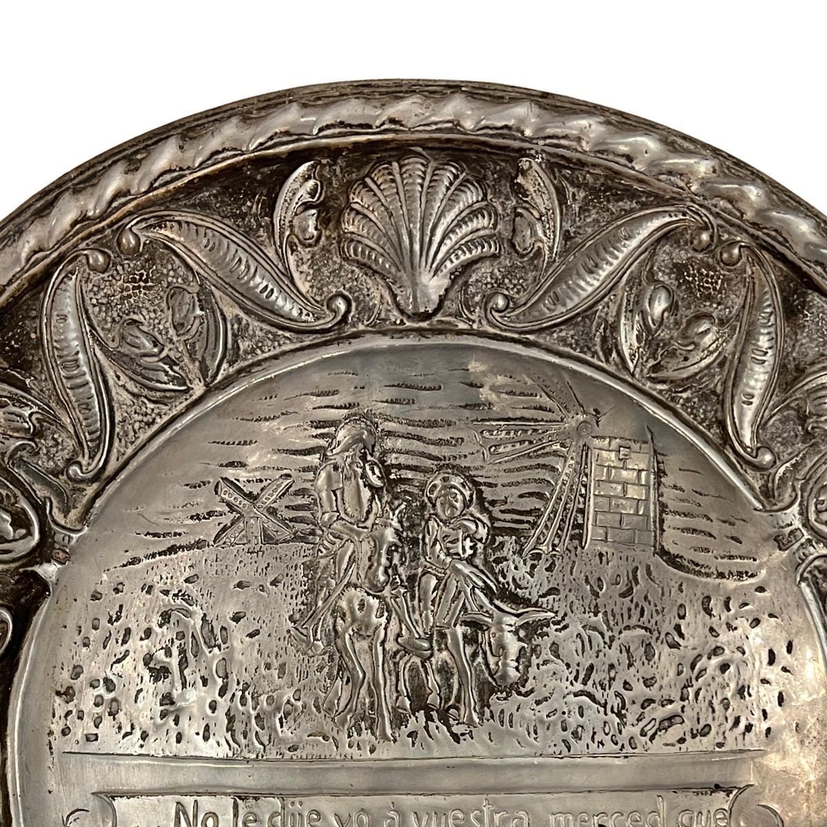 Paire d'assiettes décoratives espagnoles en étain datant de 1820 environ, ornées de scènes et d'une inscription tirées des scènes de Don Quichotte.

Mesures :
Diamètre : 10