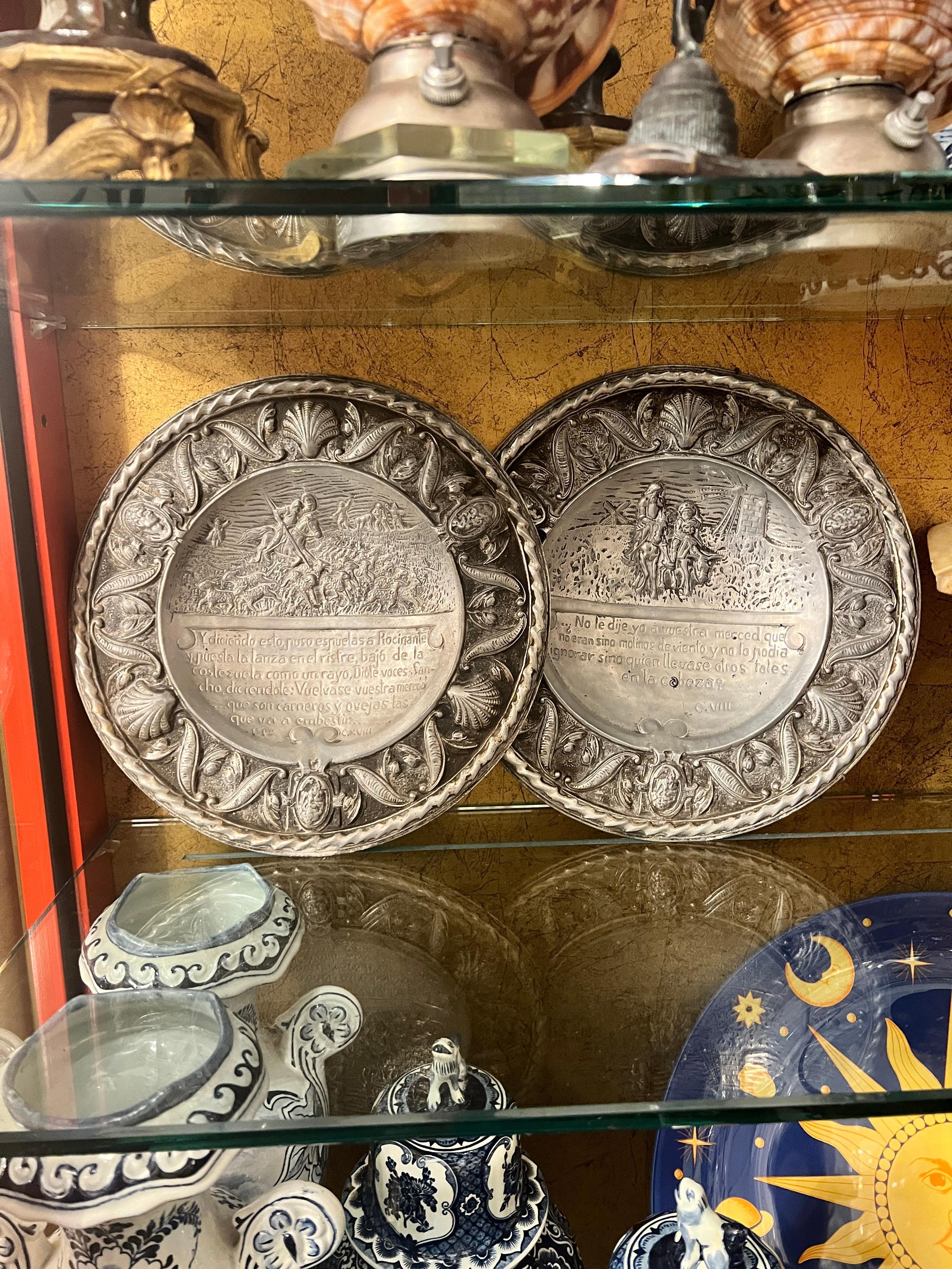 Paire d'assiettes en étain Don Quixote Bon état - En vente à New York, NY