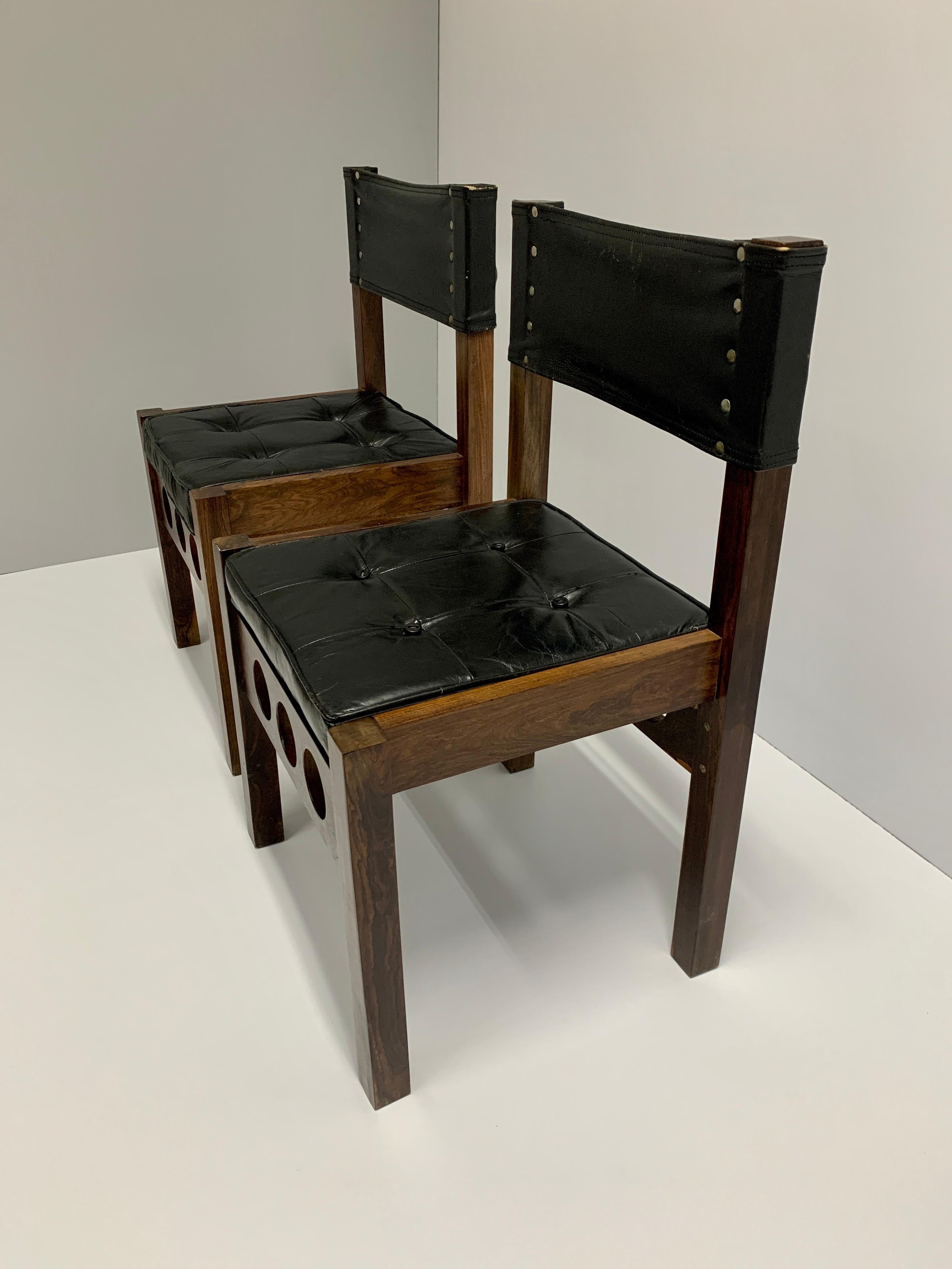 Ein Paar Don Shoemaker Esszimmerstühle (F84C), originales Leder auf Sitz und Rückenlehne, reversibler Sitz und ebenfalls originale Knöpfe.
Don S. Shoemaker wurde in Nebraska geboren und studierte Malerei an der Fine Arts Institution of Chicago. In