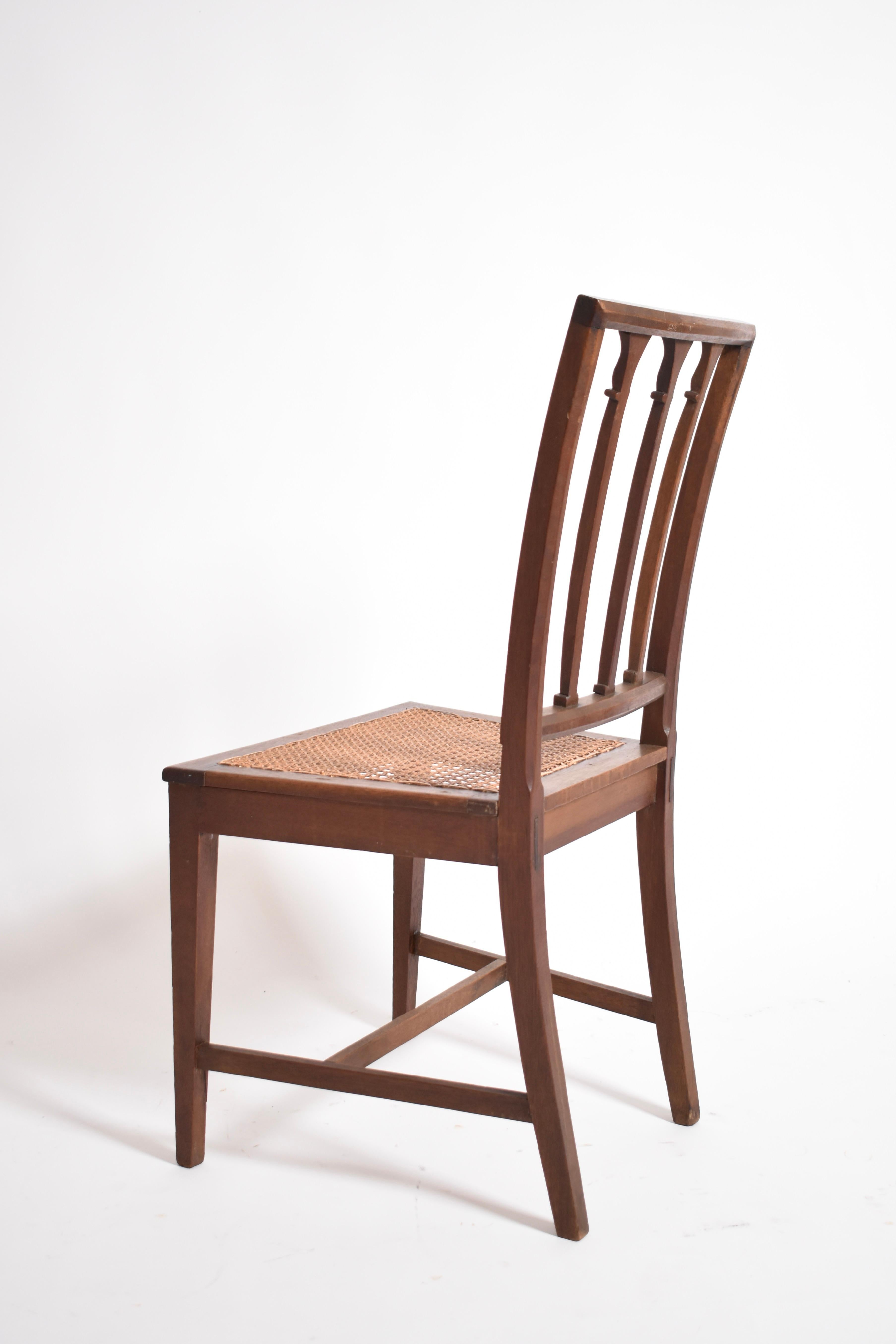 Coppia di sedie in stile Dona Maria schienali con doghe verticali intagliate con un fascio di piume, sedute a canotto, gambe unite da una chiusura a H. Portogallo, fine XIX sec.