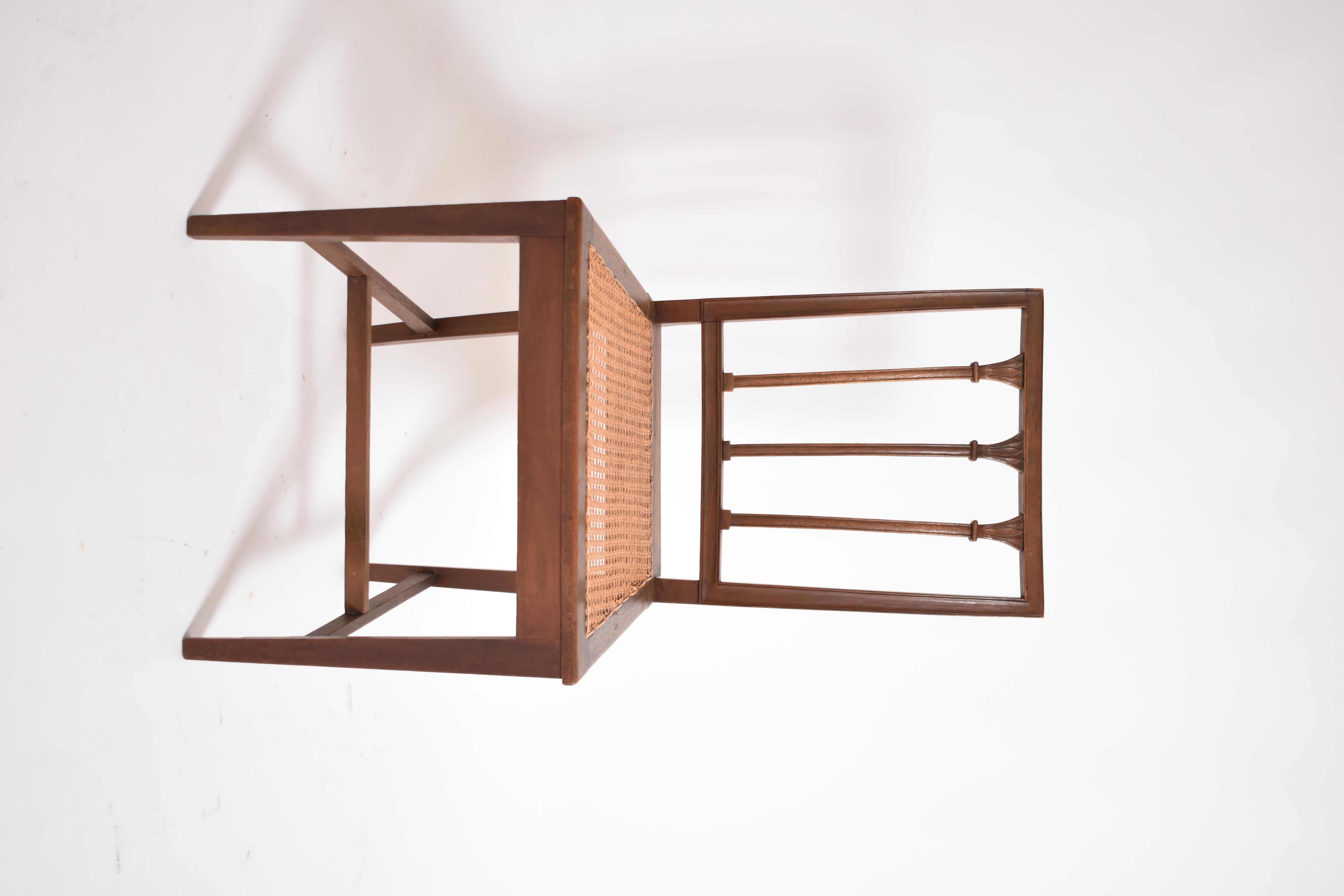 Paire de chaises de style Dona Maria dossiers à lattes verticales sculptées d'un faisceau de plumes, assises en cannage, pieds réunis par verrouillage en H. Portugal, fin C.I.C.