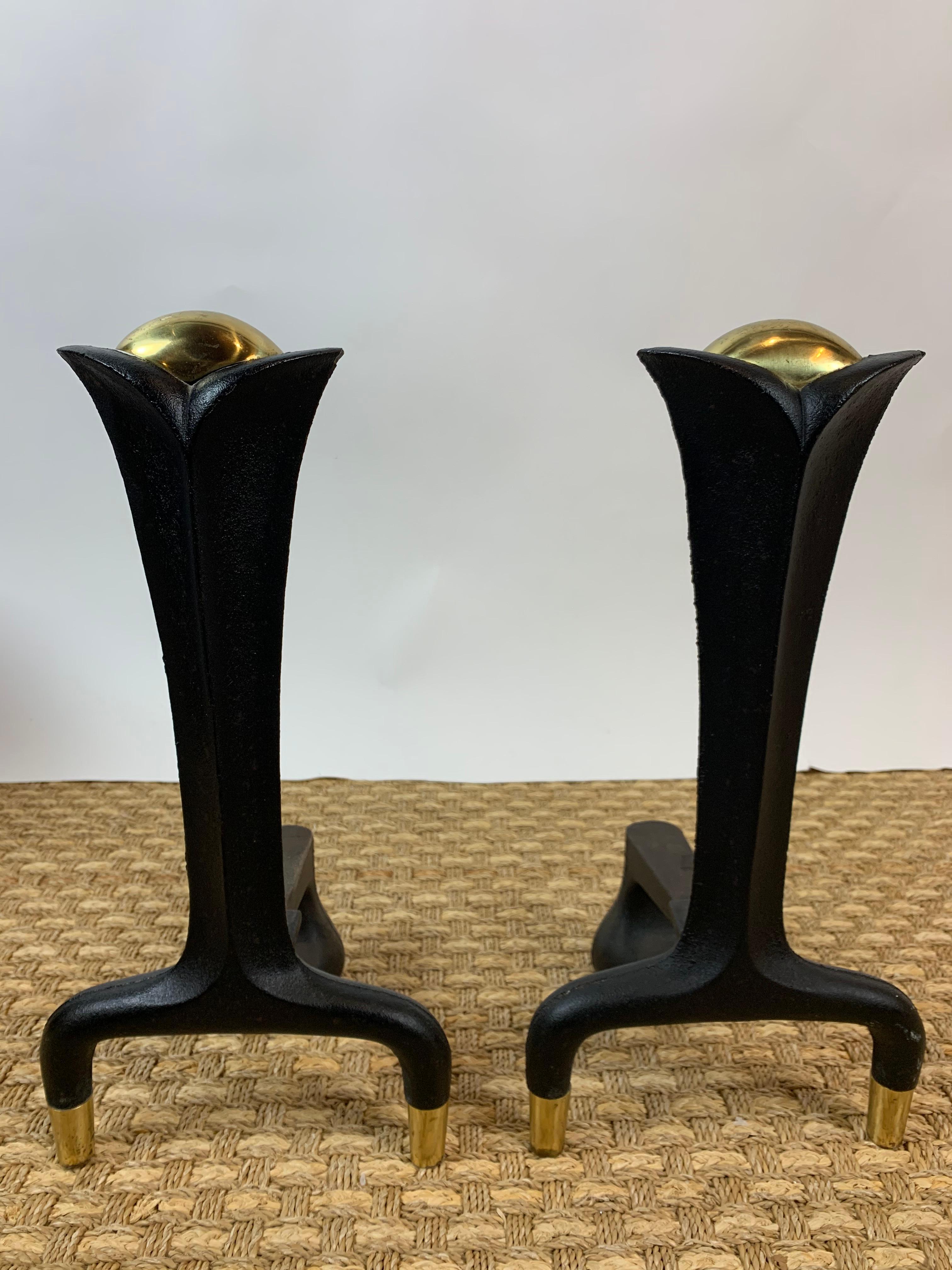 Art Déco Coppia di Andirons in ferro e ottone di Donald Deskey in vendita