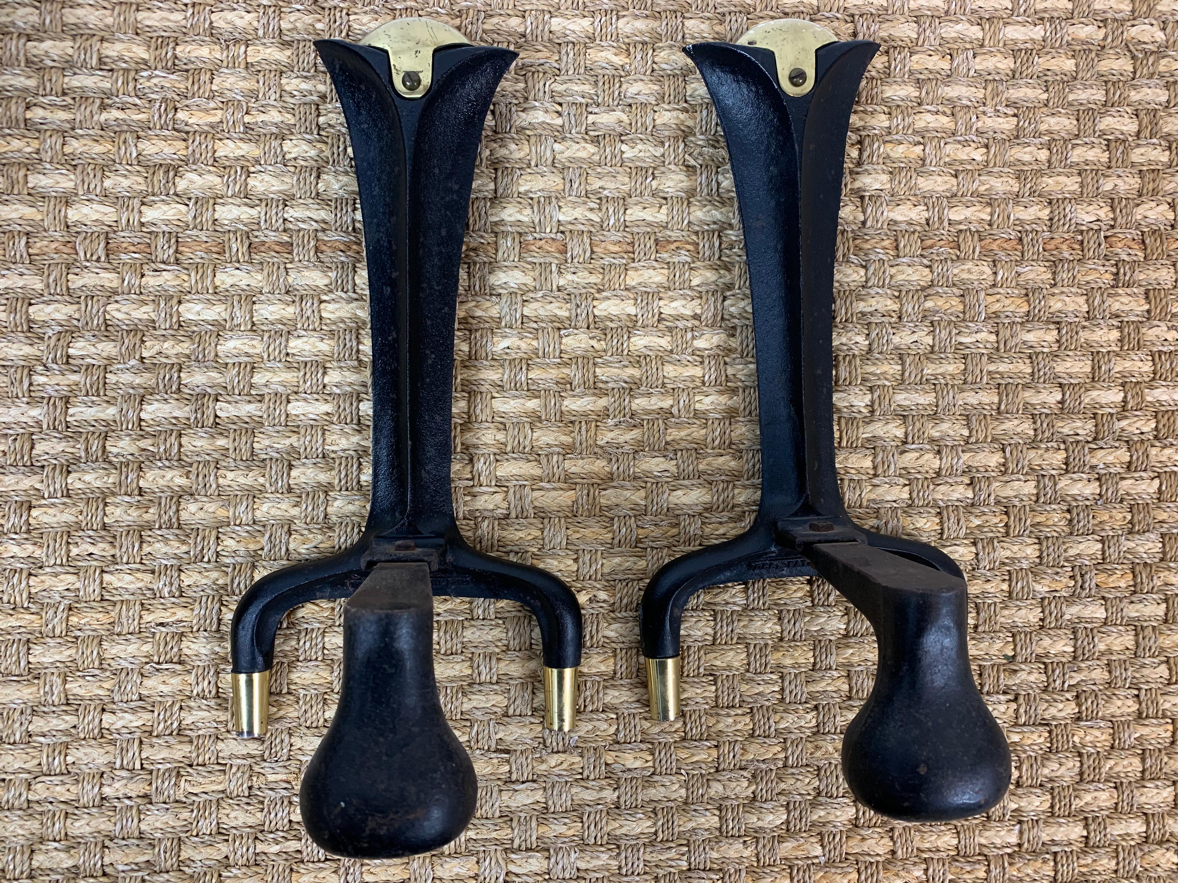 Metà XX secolo Coppia di Andirons in ferro e ottone di Donald Deskey in vendita