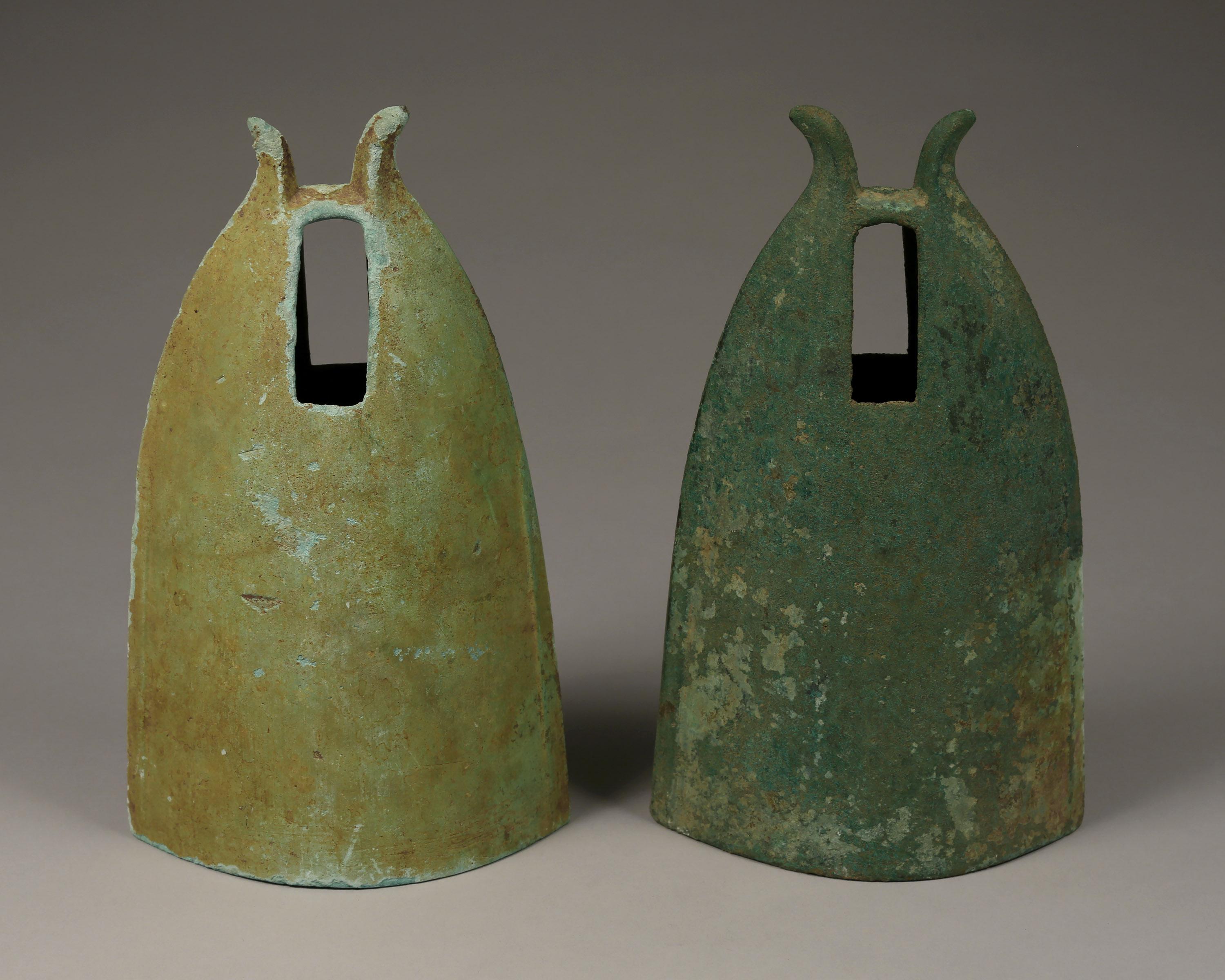 Pair of bronze bells from the Dong Son Culture (circa 1000 BC-200 AD).

Beautiful and variegated green patina.

The Dong Son culture was the first Bronze Age culture in South East Asia. From their base in Vietnam, their influence spread into