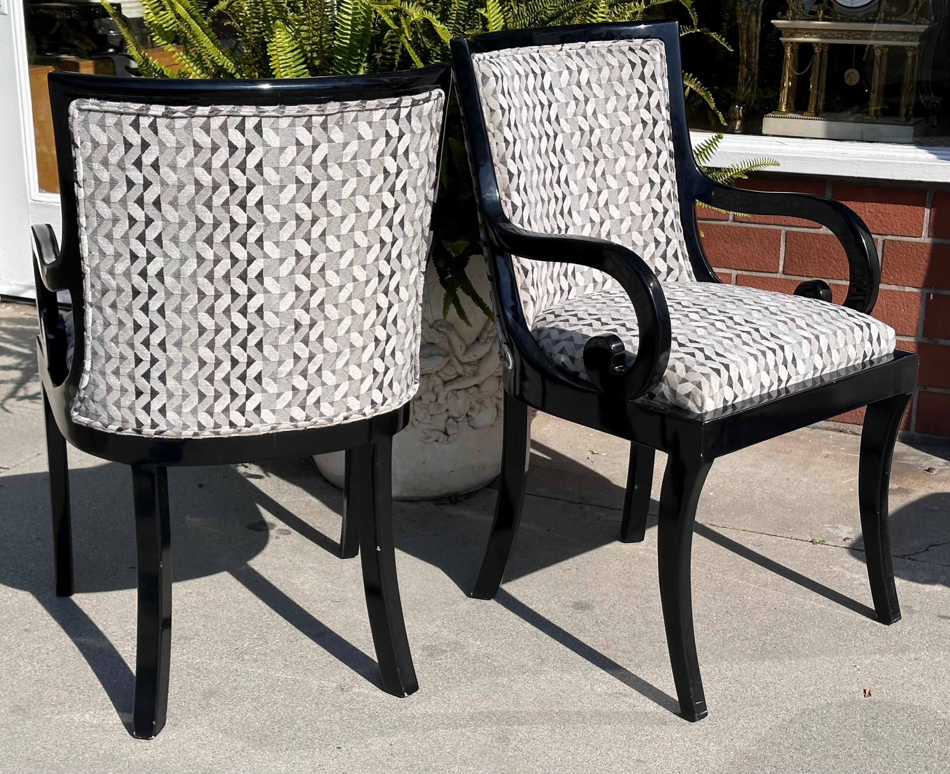 Paire de fauteuils design laqués noir Donghia avec sièges en velours de soie fraîchement rembourrés.