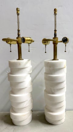 Paire de lampes à colonne en marbre Carrera empilées de Donghia, vers les années 1980