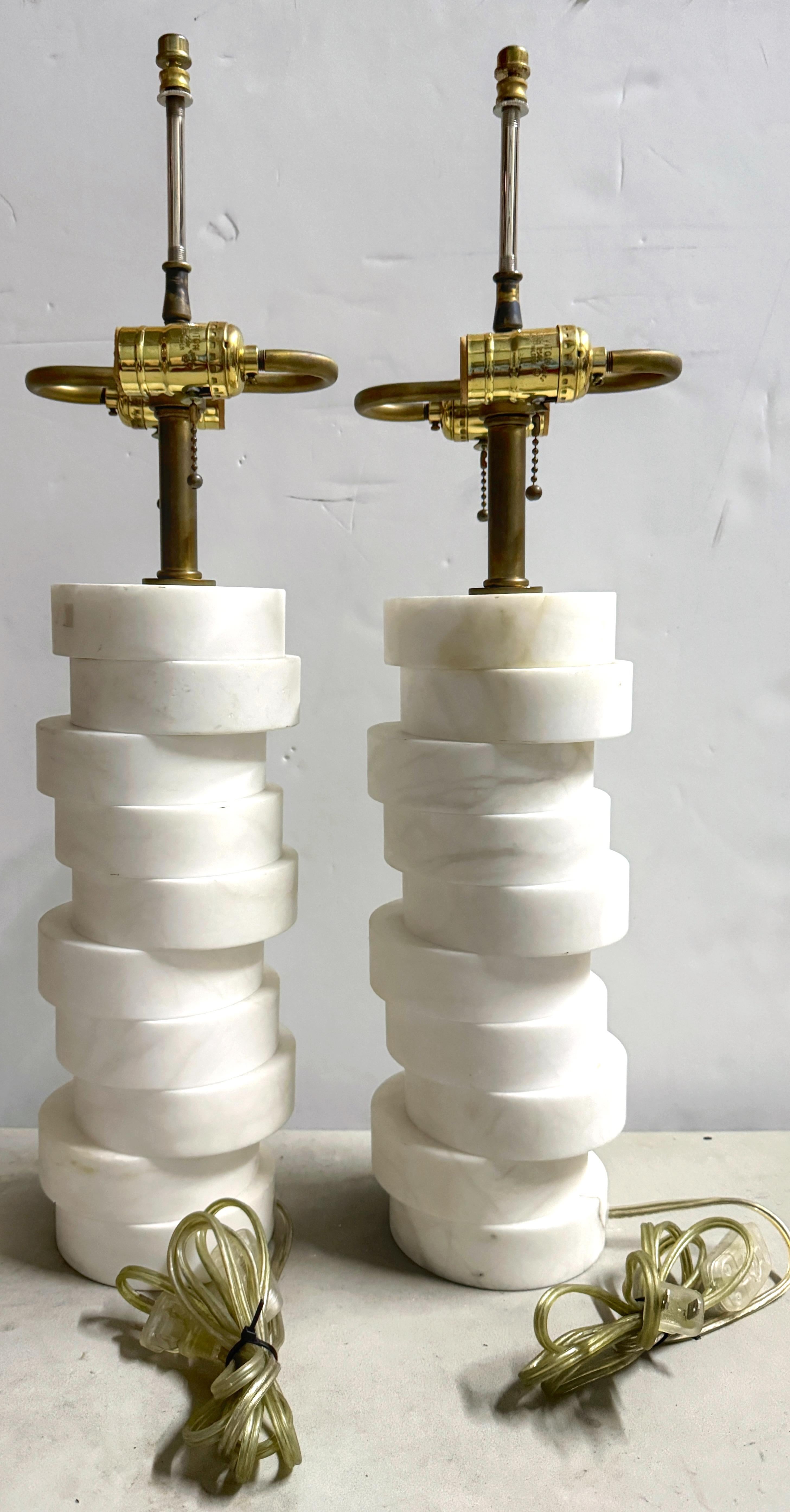Moderno Coppia di lampade a colonna in marmo di Carrera impilate di Donghia, CIRCA anni '80 in vendita