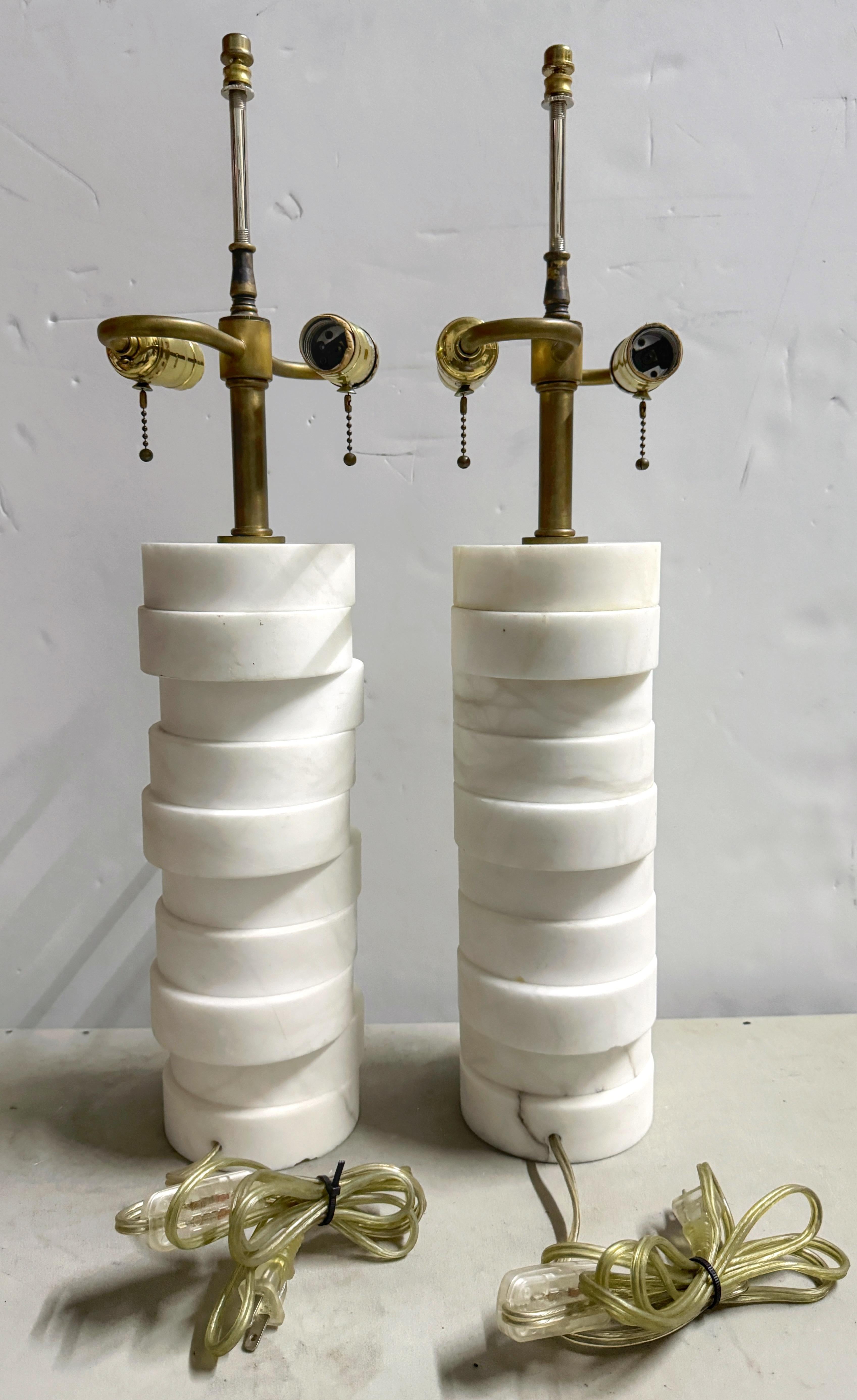 Italiano Coppia di lampade a colonna in marmo di Carrera impilate di Donghia, CIRCA anni '80 in vendita