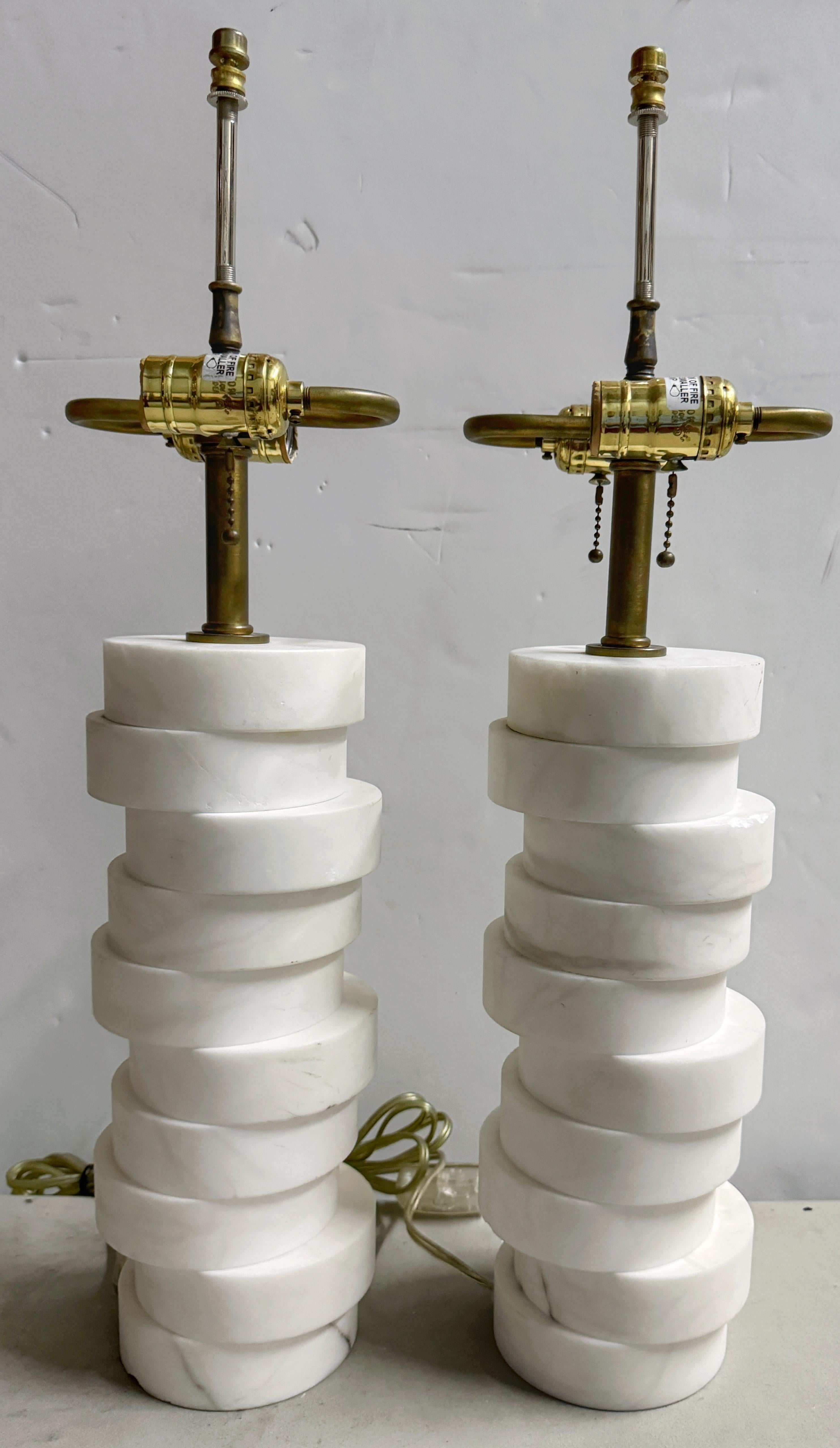 Intagliato Coppia di lampade a colonna in marmo di Carrera impilate di Donghia, CIRCA anni '80 in vendita