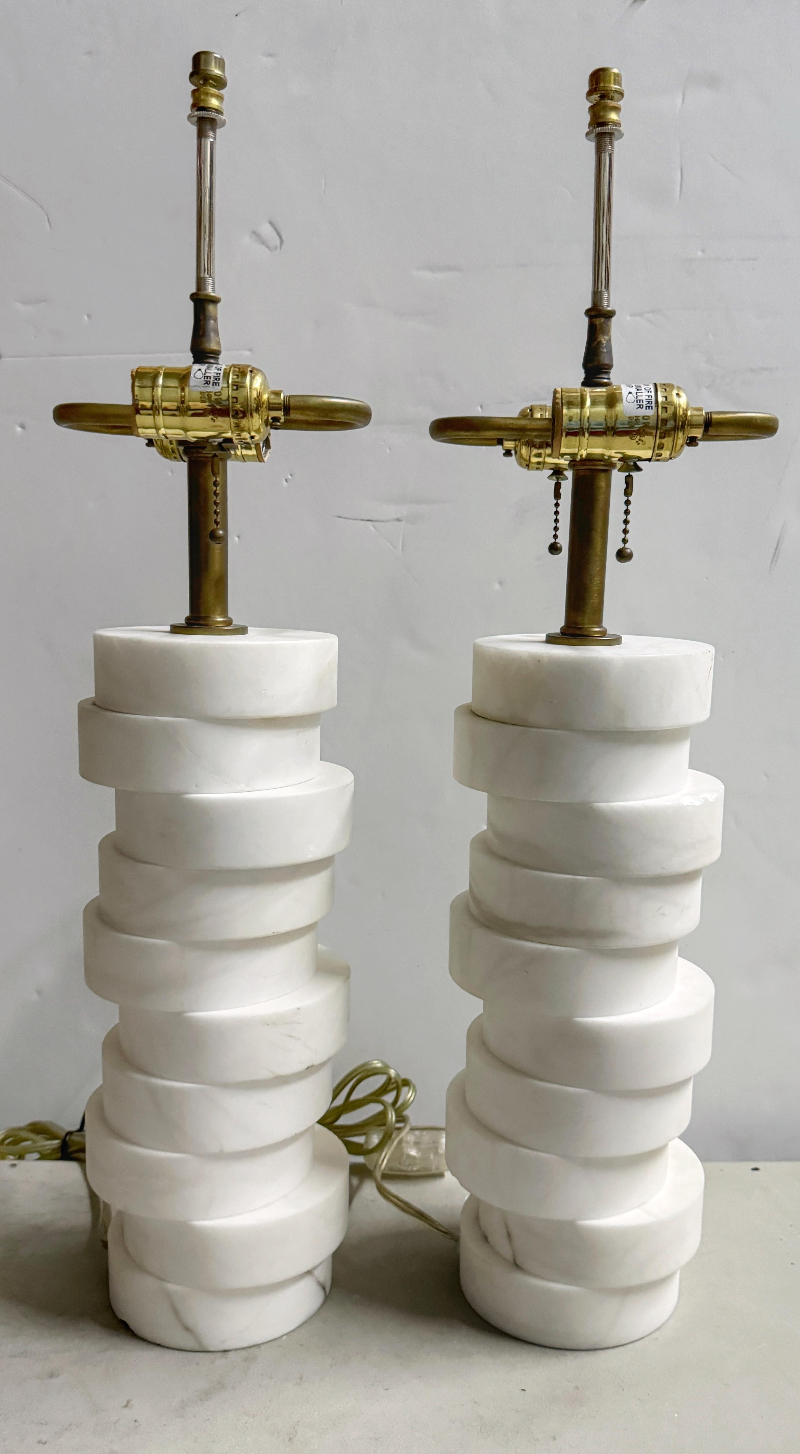 Coppia di lampade a colonna in marmo di Carrera impilate di Donghia, CIRCA anni '80 In condizioni buone in vendita a West Palm Beach, FL