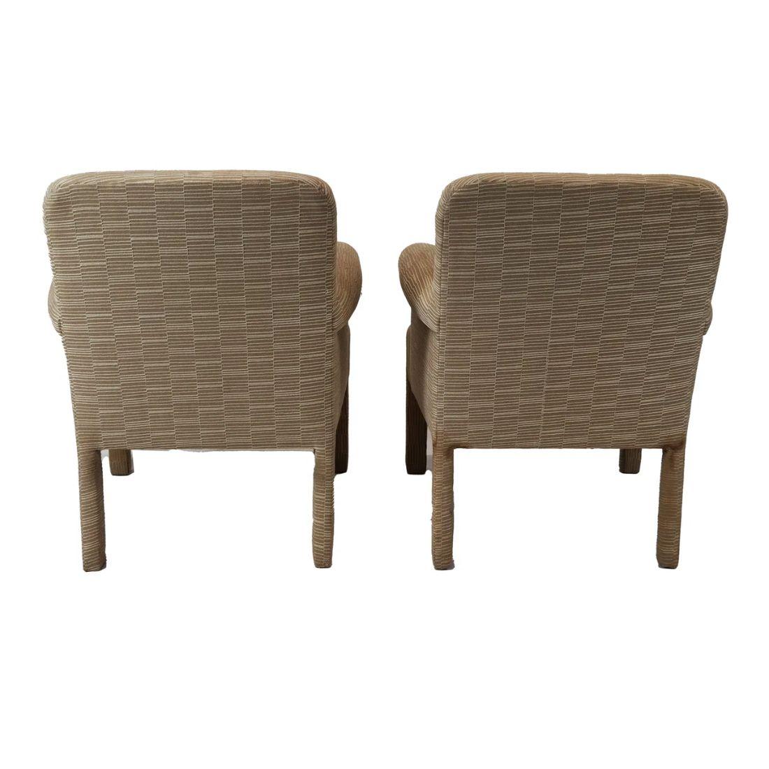 Coppia di poltrone imbottite in stile Donghia In condizioni buone in vendita a Locust Valley, NY