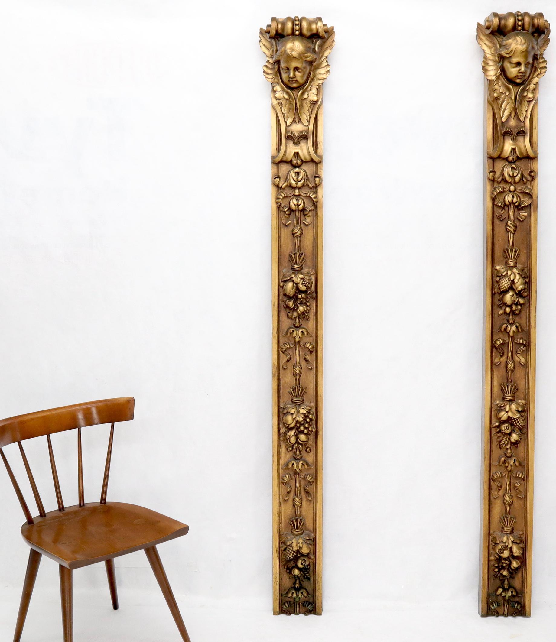 Hollywood Regency Paire de montures de porte décoratives colonnes sculptées chérubins dorés Motive en vente