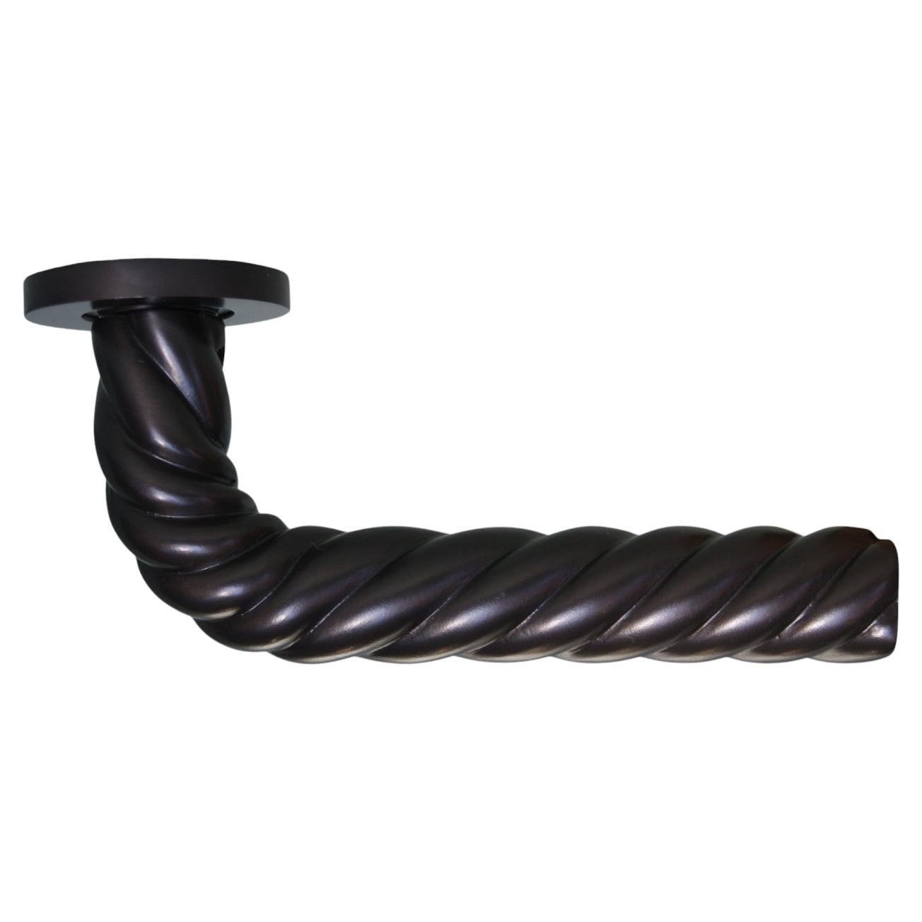 La maniglia Twirl disegnata da Quintana Partners è un pezzo unico che fonde arte e funzionalità in un unico elemento. Realizzata in ottone massiccio e rifinita in bronzo anticato, questa maniglia presenta un design a spirale che cattura l'essenza