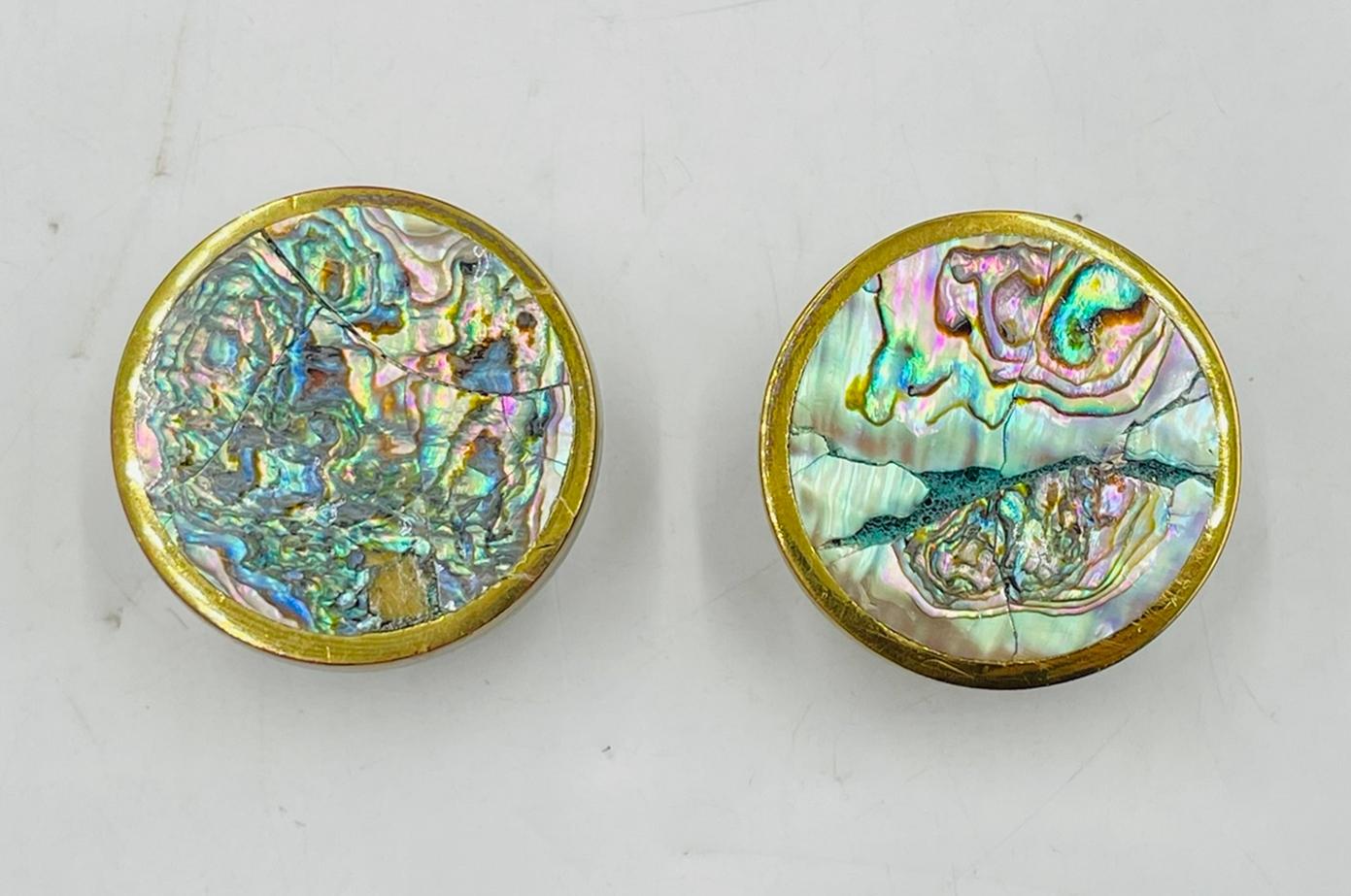 Eleg, ce set de 2, rehausse l'élégance de vos portes.  Poignées de porte en laiton et coquille d'ormeau conçues et fabriquées dans les années 1950 au Mexique Distrito Federal  par Peñoles. 

Les pièces sont fabriquées en laiton massif avec des