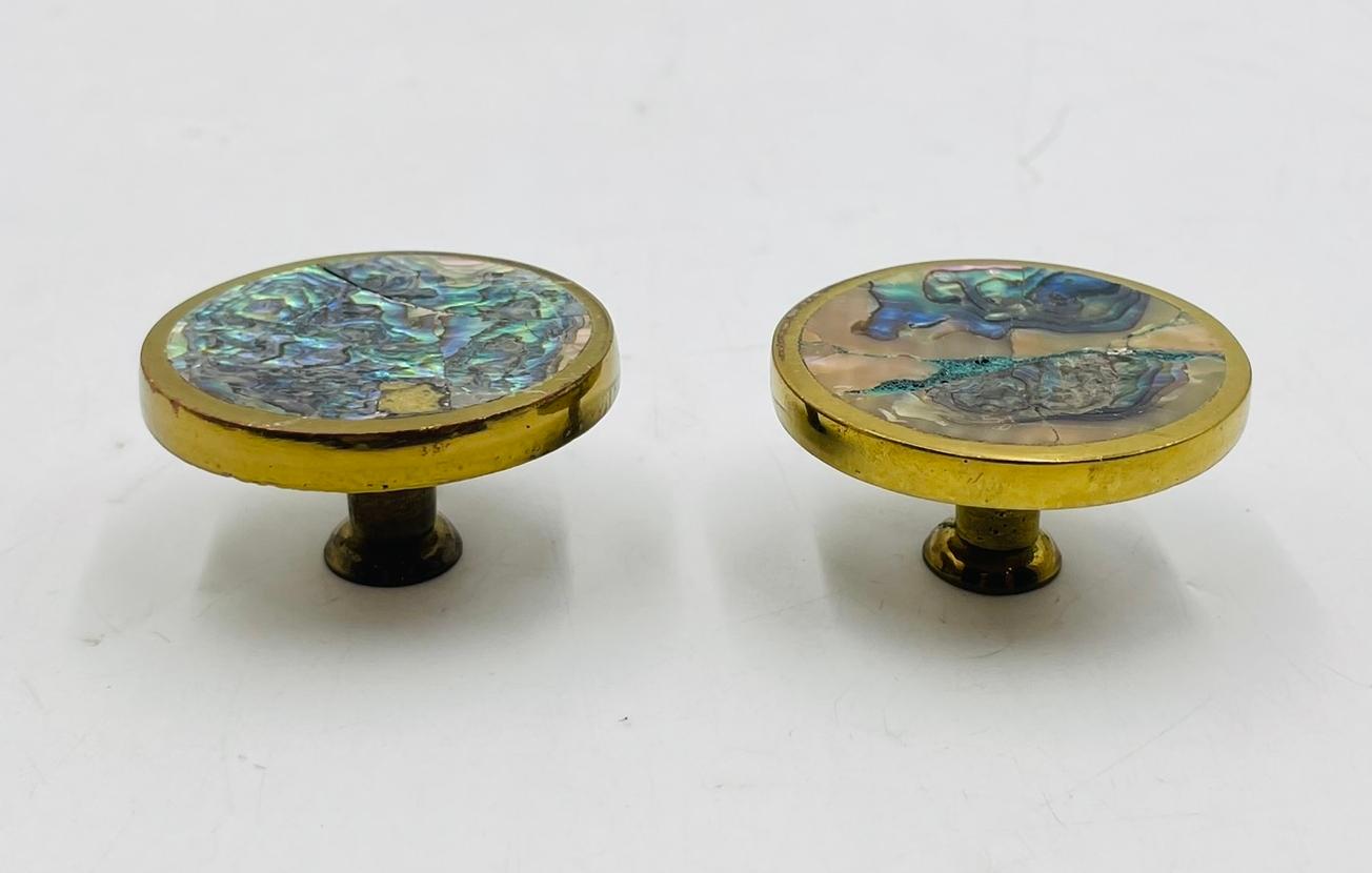 Mid-Century Modern Paire de poignées de porte en laiton et coquillage d'haliotide par Peñoles, Mexique, années 1950 en vente