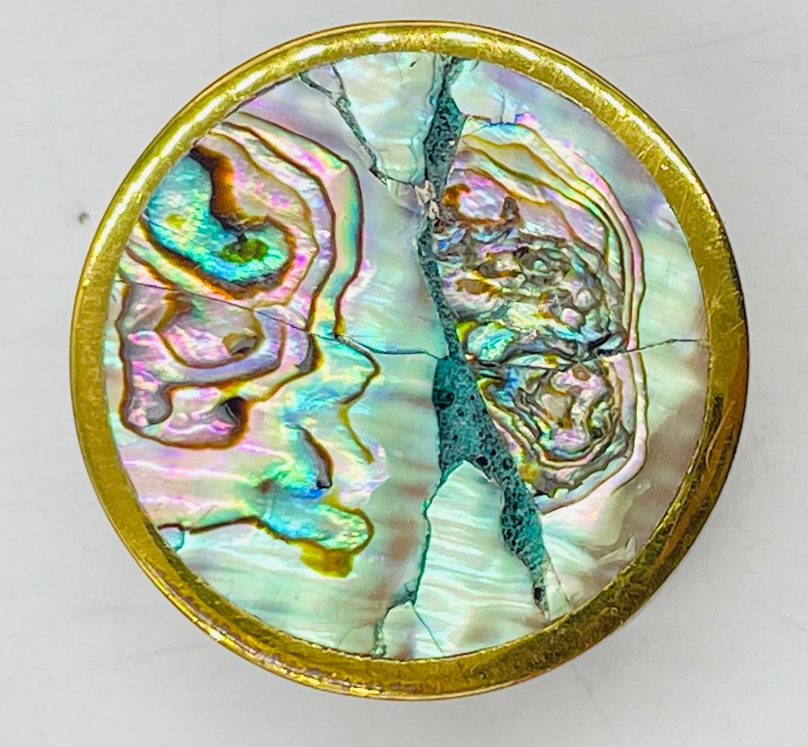 Paire de poignées de porte en laiton et coquillage d'haliotide par Peñoles, Mexique, années 1950 Bon état - En vente à Los Angeles, CA