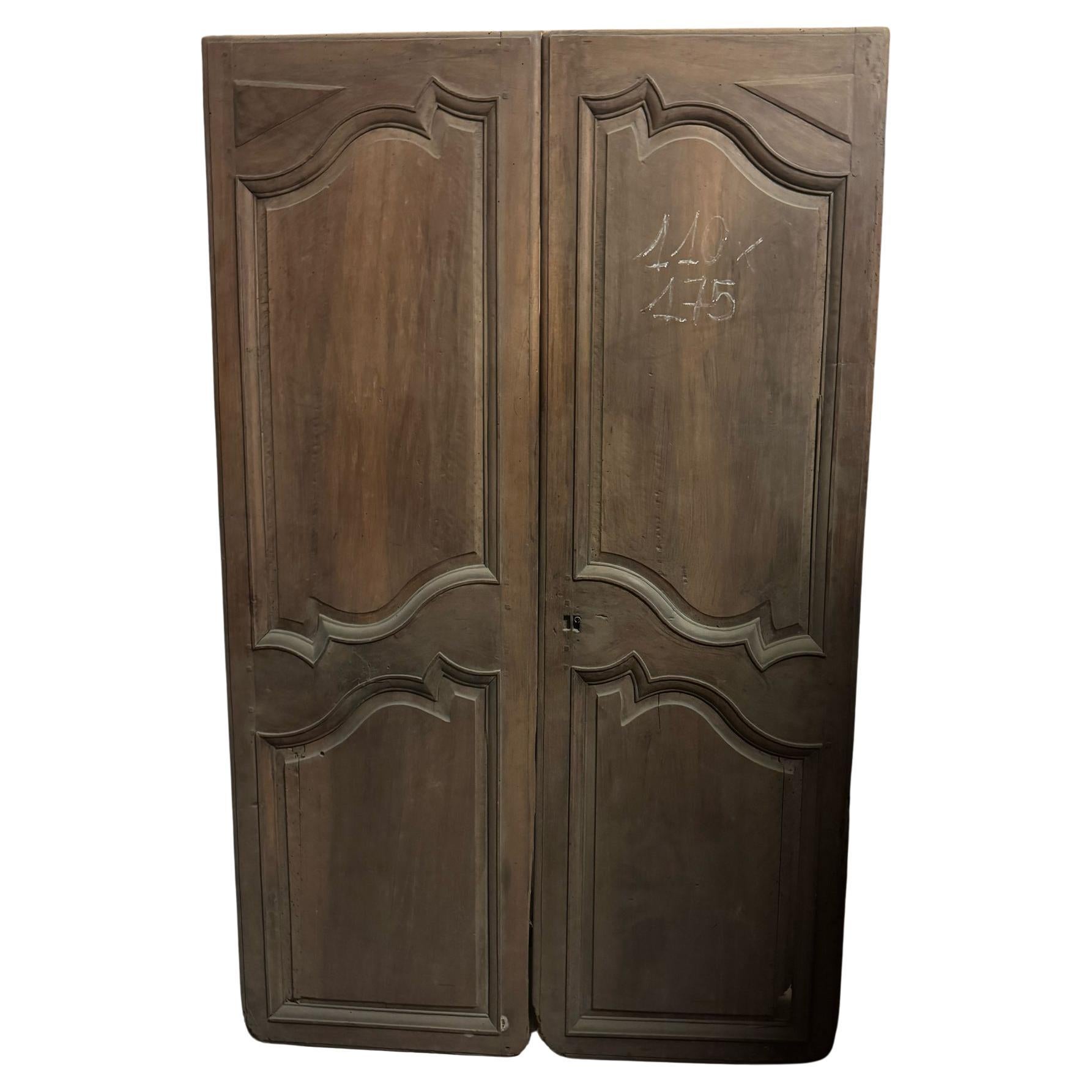 Paire de portes avec panneaux ondulés sculptés en noyer, Italie