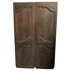 Paire de portes avec panneaux ondulés sculptés en noyer, Italie