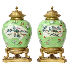 Paire de vases chinois en porcelaine Famille Rose montés sur bronze doré