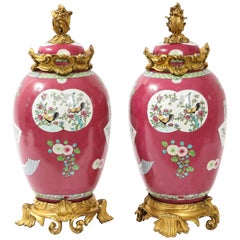 Pareja de jarras de porcelana china con fondo rojo y gallo montado en bronce dorado