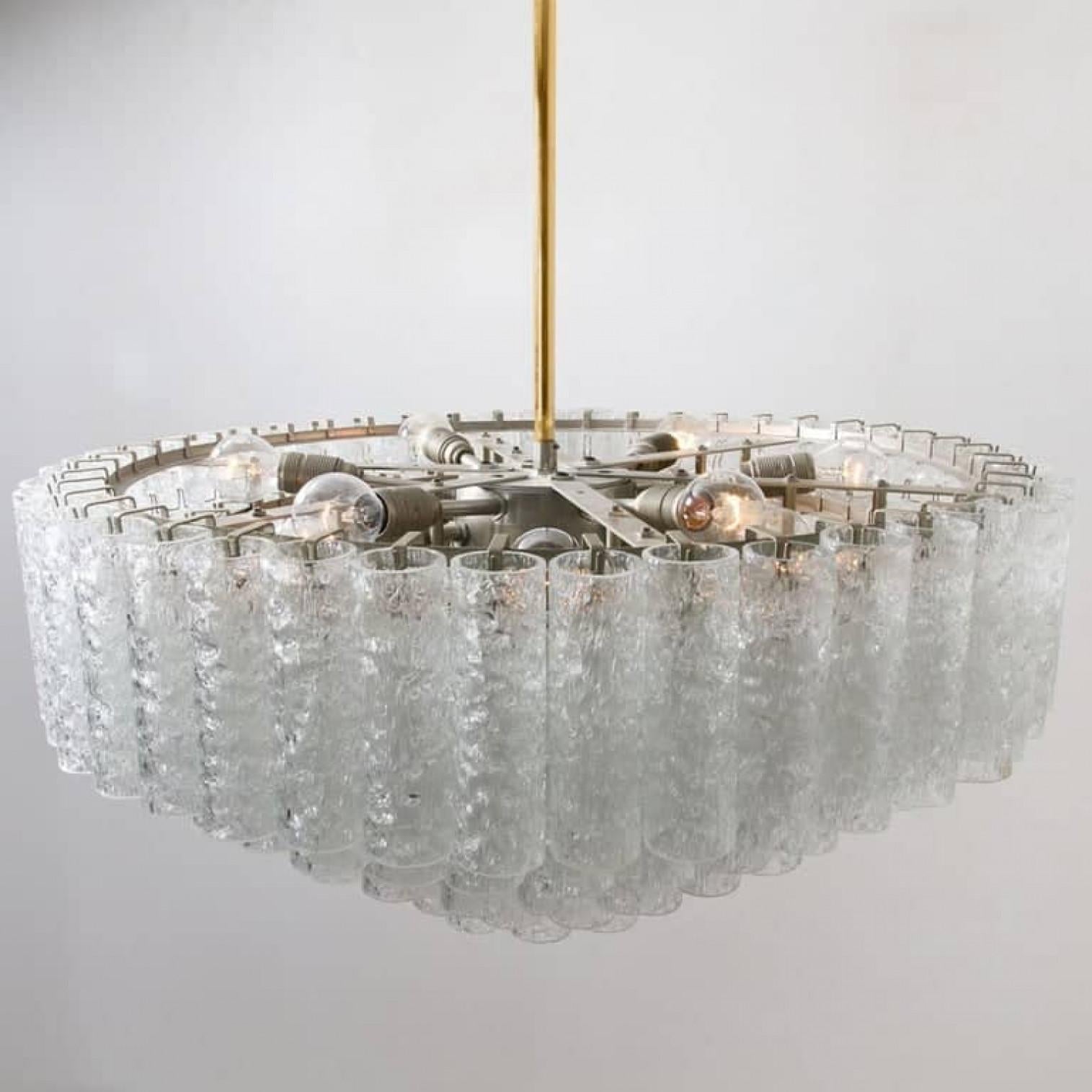 Una coppia di lampadari a tubo giganti da sala da ballo di Doria Leuchten degli anni '60. Un design minimalista realizzato con il gusto dell'eccellenza artigianale. I lampadari non sono solo funzionali come fonte di luce ma anche come componente