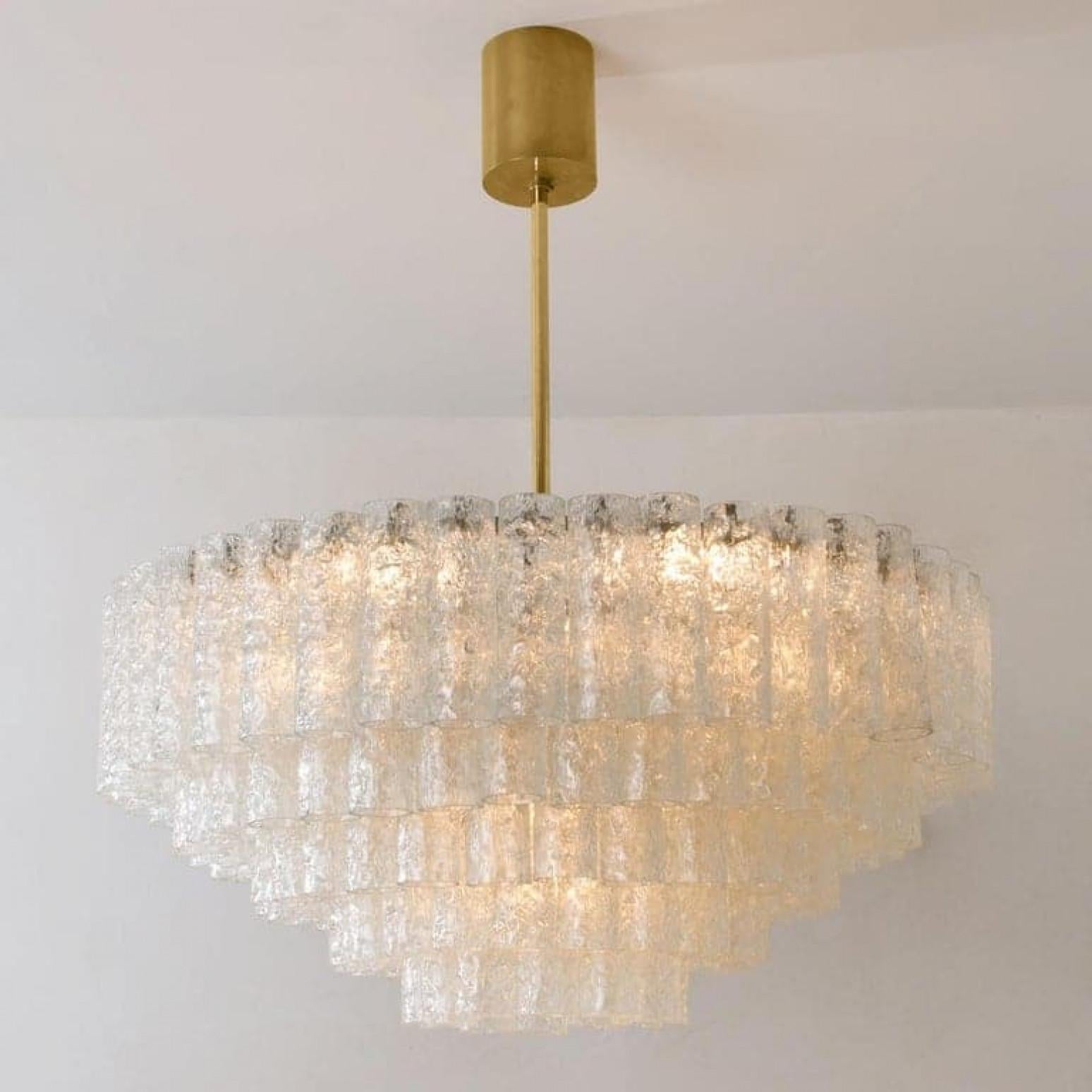 Mid-Century moderno Coppia di lampadari da sala da ballo giganti Doria a incasso con 130 tubi di vetro soffiato in vendita