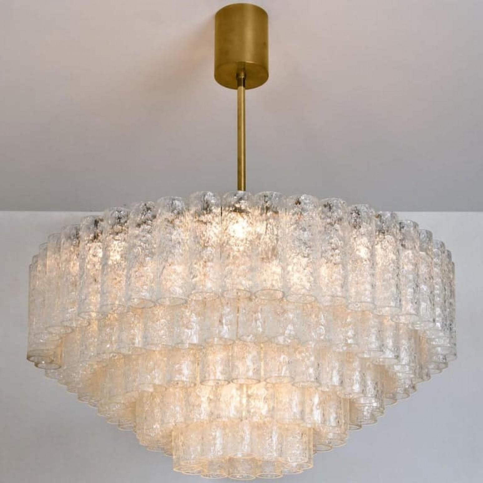 Metà XX secolo Coppia di lampadari da sala da ballo giganti Doria a incasso con 130 tubi di vetro soffiato in vendita