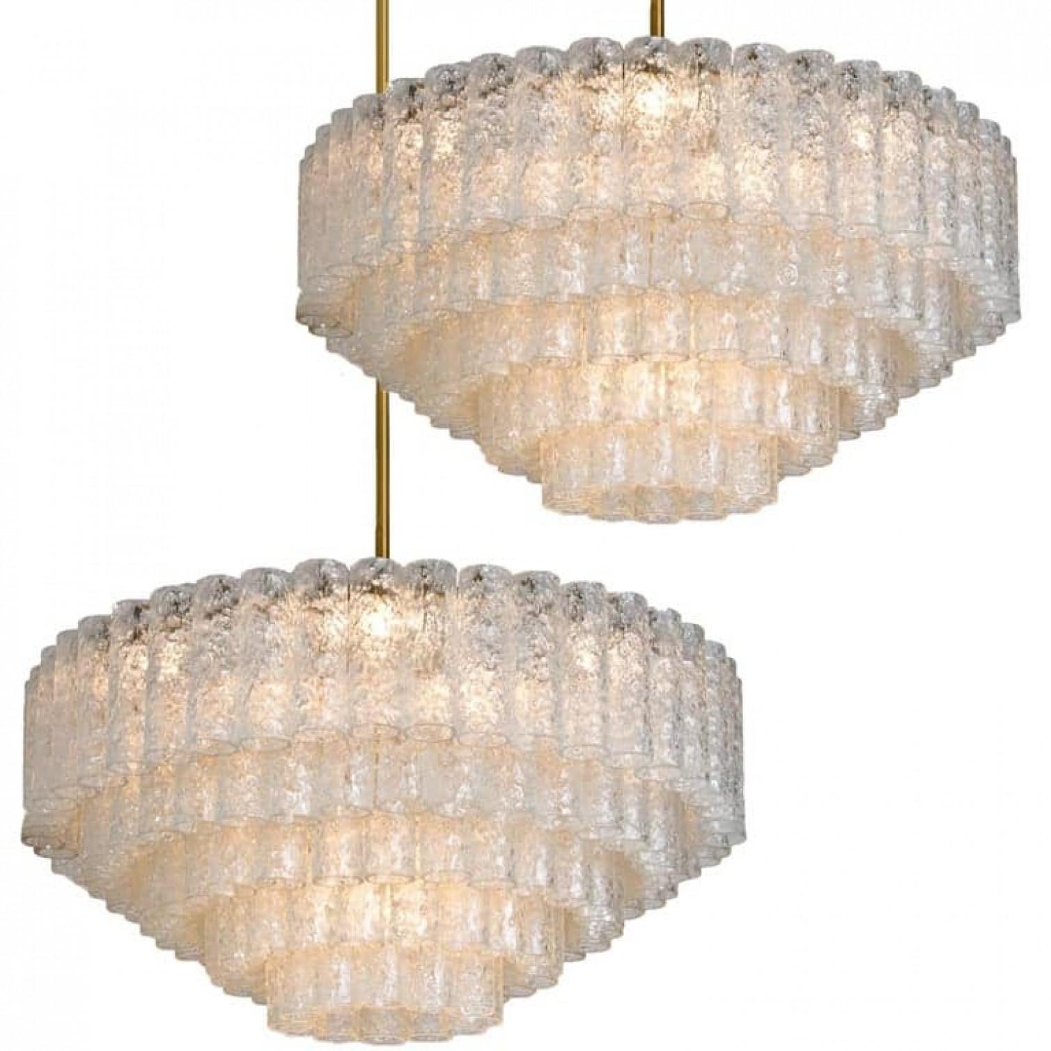 Coppia di lampadari da sala da ballo giganti Doria a incasso con 130 tubi di vetro soffiato in vendita 1